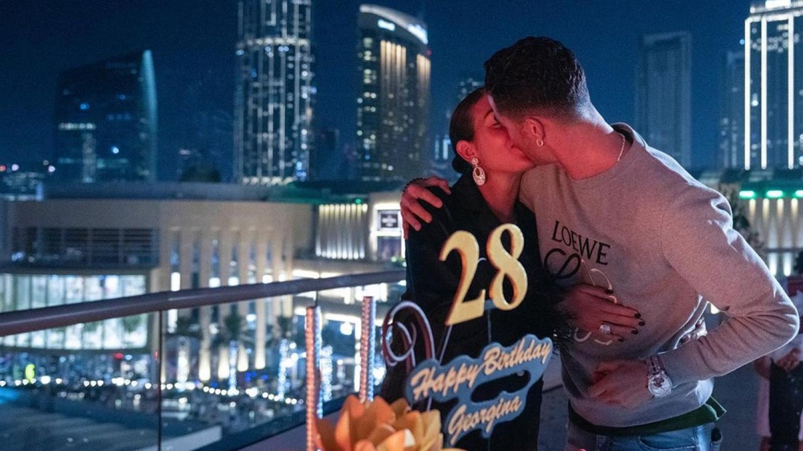 1600x900 Cristiano Ronaldo's Epic Gift For Love