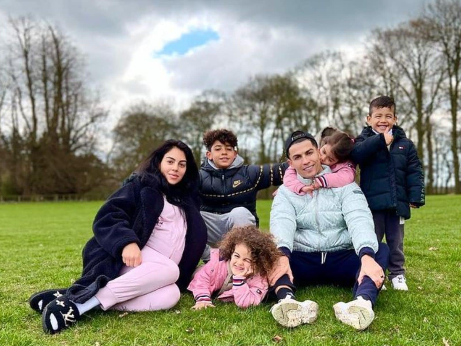 1600x1200 Cristiano Ronaldo Shares Heart Warming Photograph With His Girlfriend Georgina And Kids