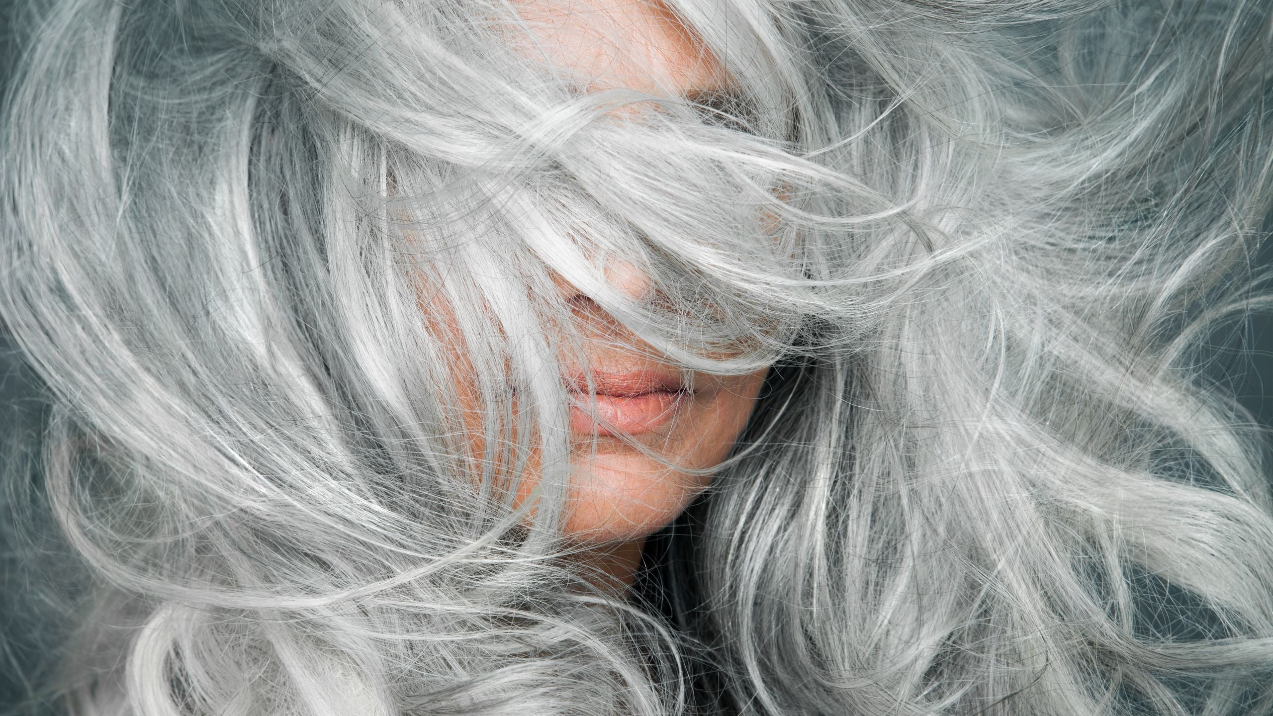 2560x1440 Woman Embraces Grays in Epic Hair Transformation