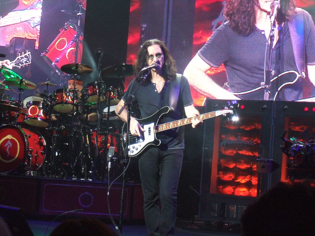 1024x768 Gorgeous Geddy Lee. Geddy and his sweet Rickenbacker = perf
