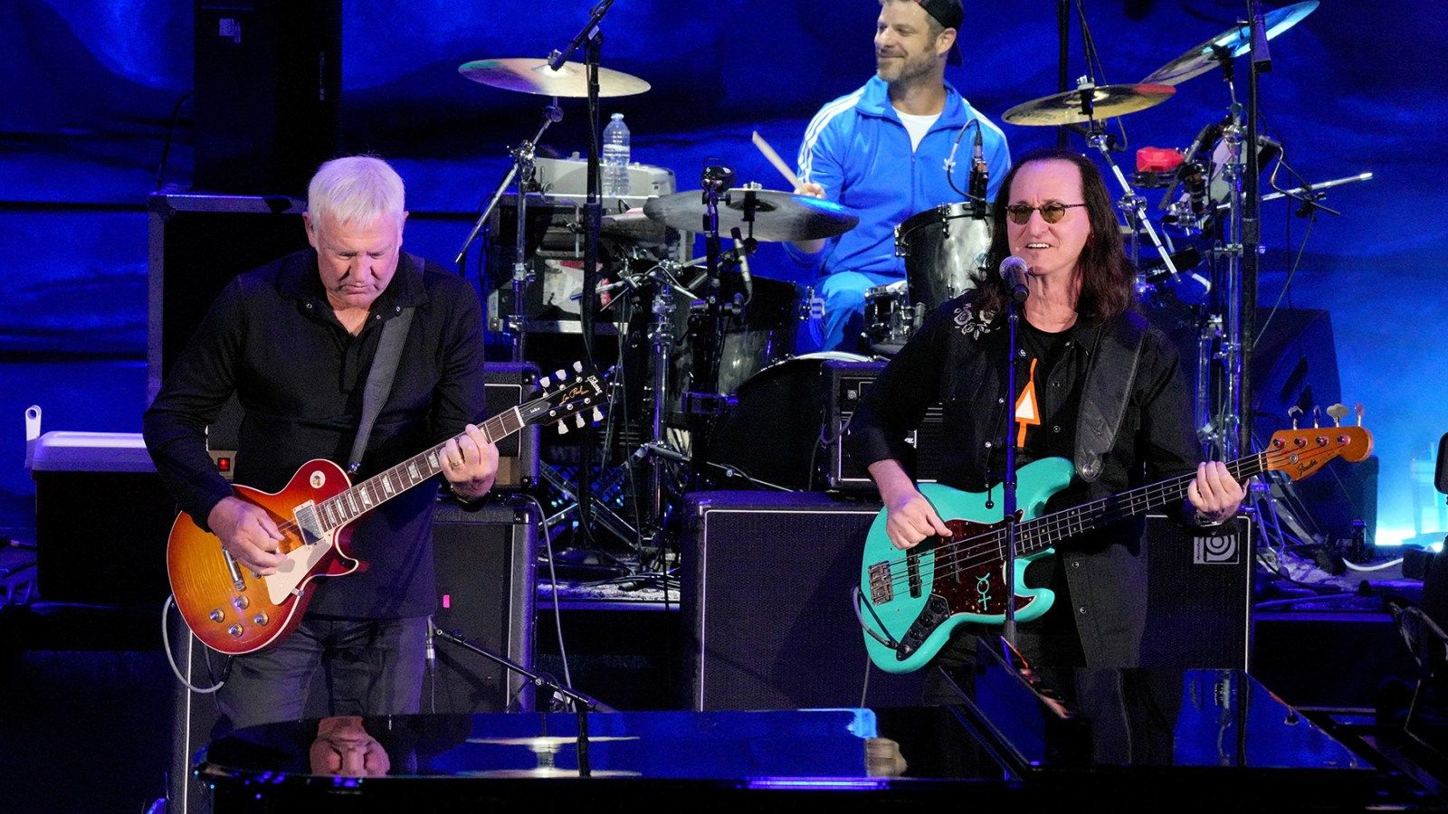 1600x900 Geddy Lee Wants to Tour with Alex Lifeson: 'I Keep Working on Him'