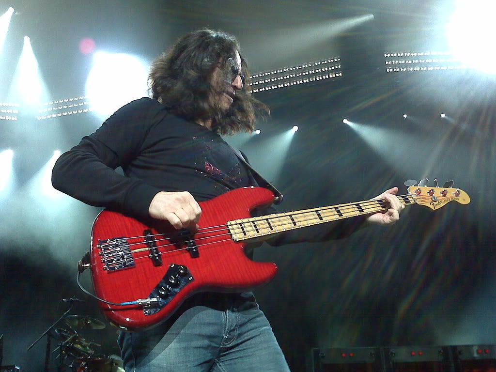 1024x768 Geddy Lee's JAZZ BASSES ?!?