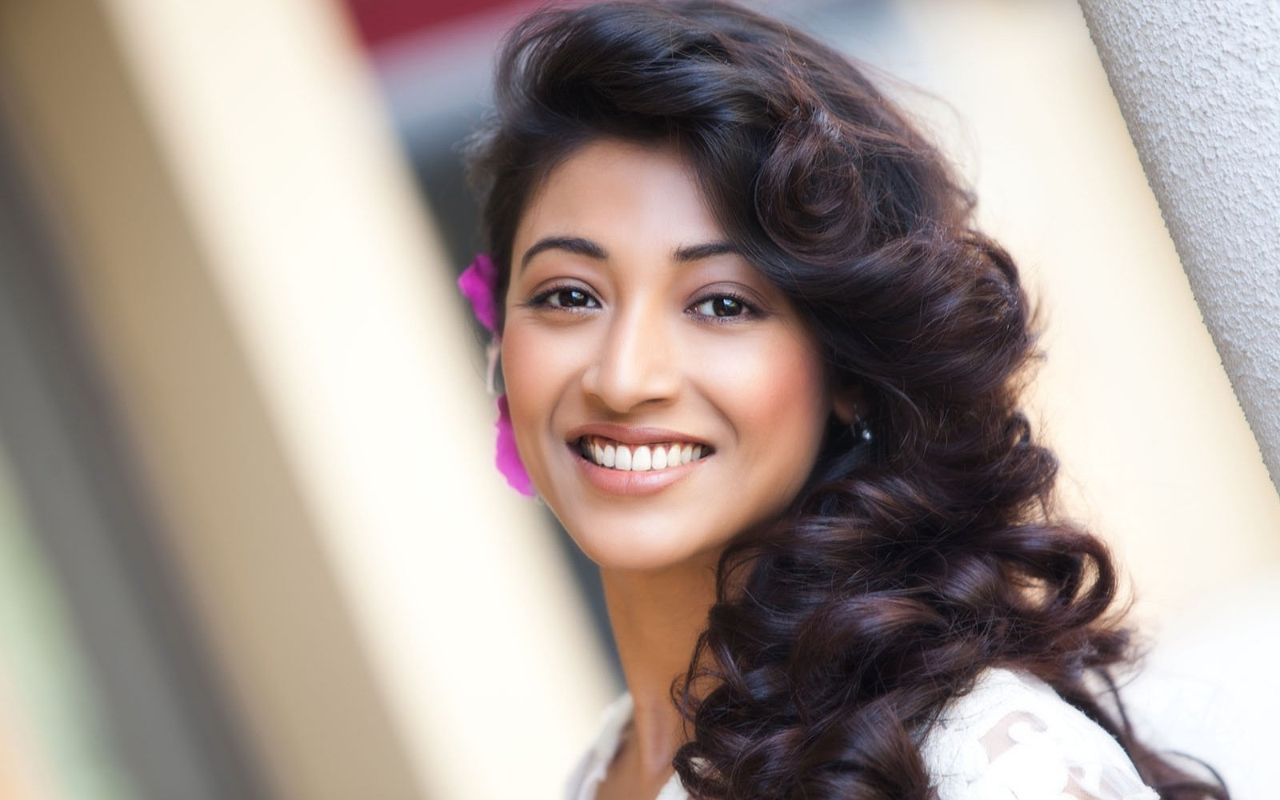 1280x800 Paoli Dam (born October 1980), Indian actress. World Biographical Encyclopedia