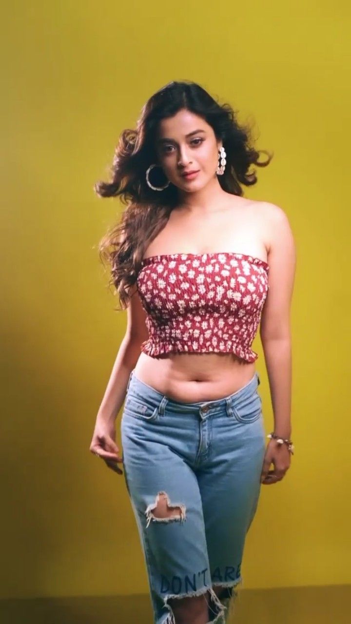 720x1280 Actress photo