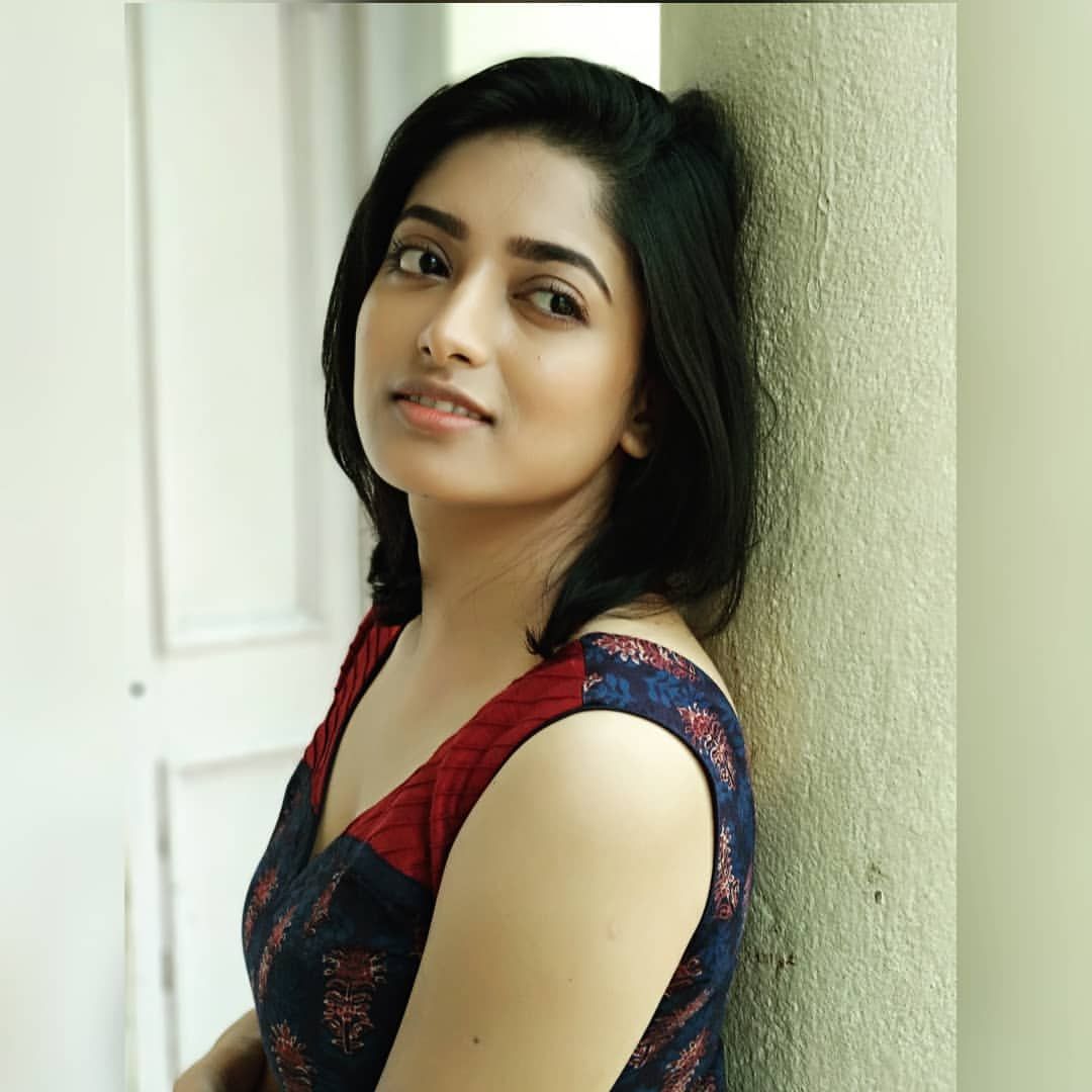 1080x1080 Ishaa Saha Wallpaper