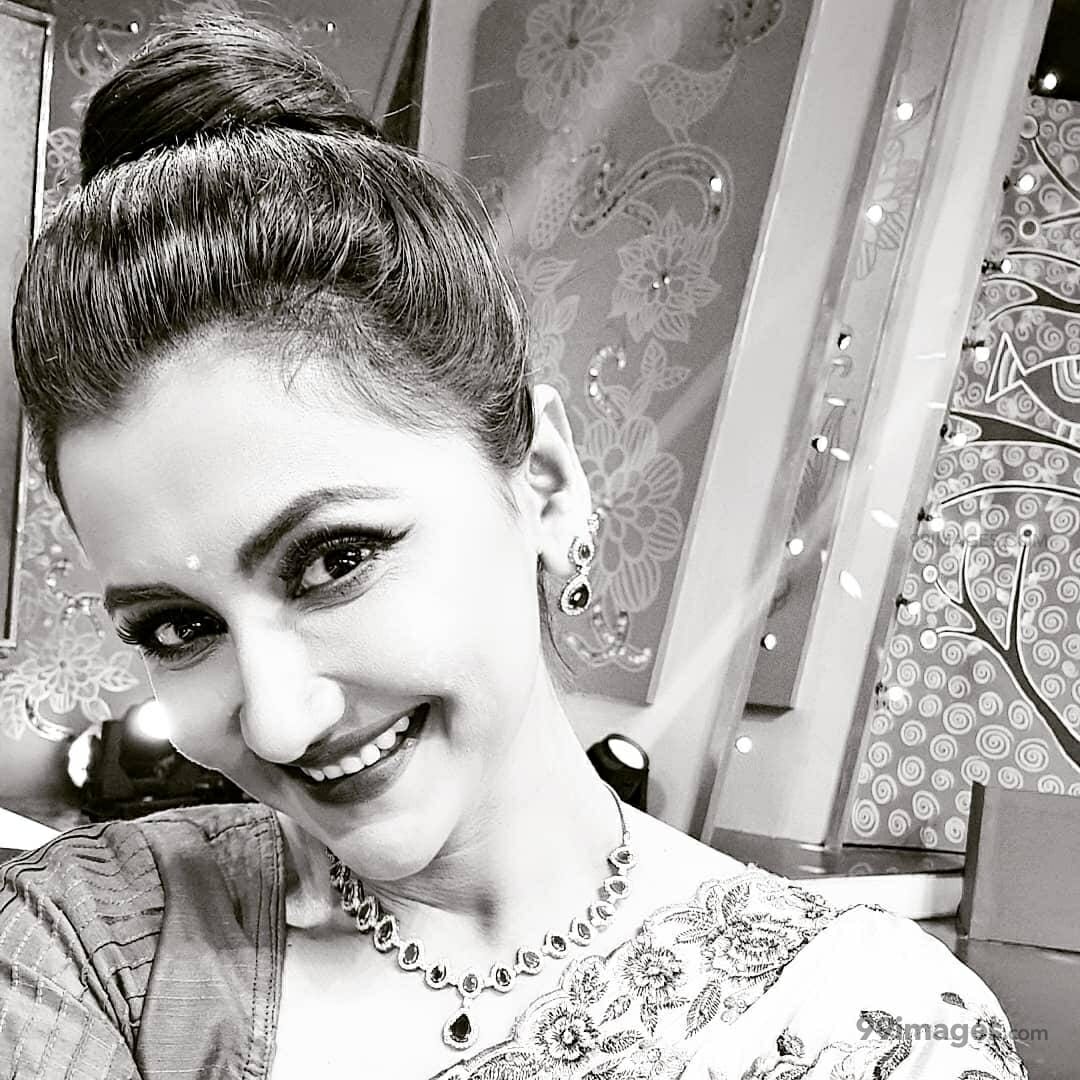 1080x1080 Rachna Banerjee Wallpaper