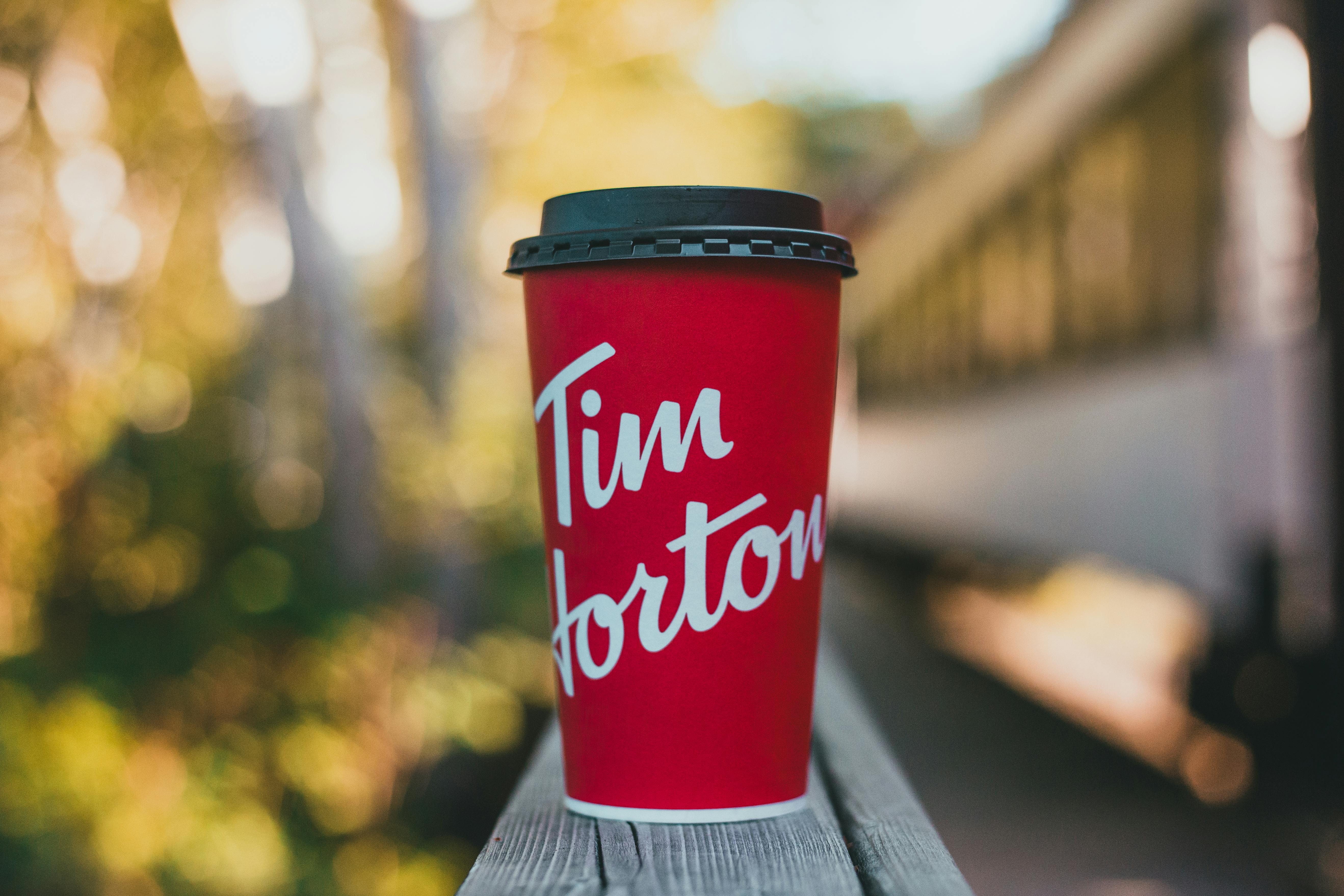5274x3516 Red and White Disposable Cup with Black Lid in Close Up Photography · Free