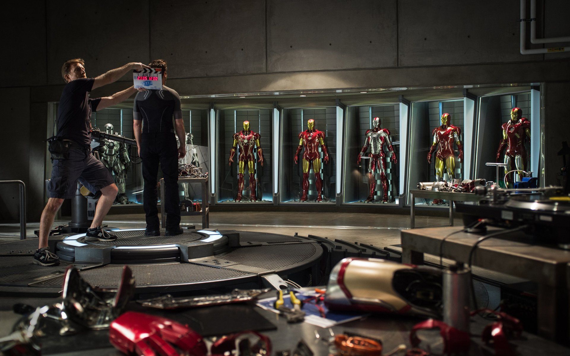 1920x1200 Iron Man 3 HD Wallpaper: Tony Stark's Legendary Armors Showcasex1600