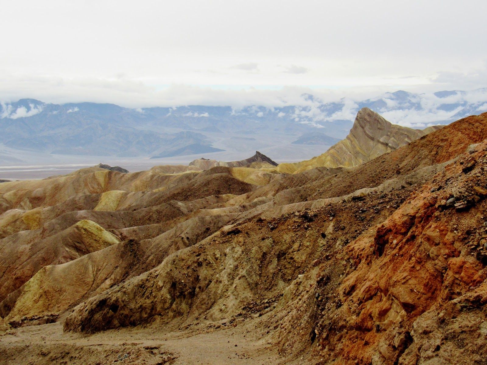 1600x1200 Streams in the Desert: Rain and Rocks in Death Valley National Park