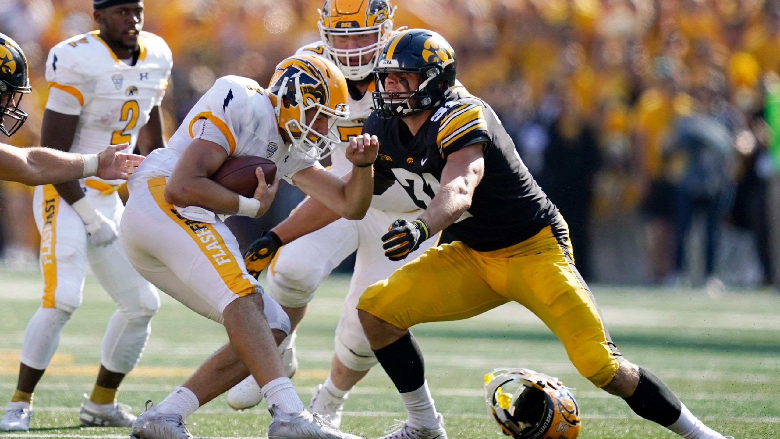 2560x1440 Self Made LB Jack Campbell Reaches New Heights With Hawkeyes