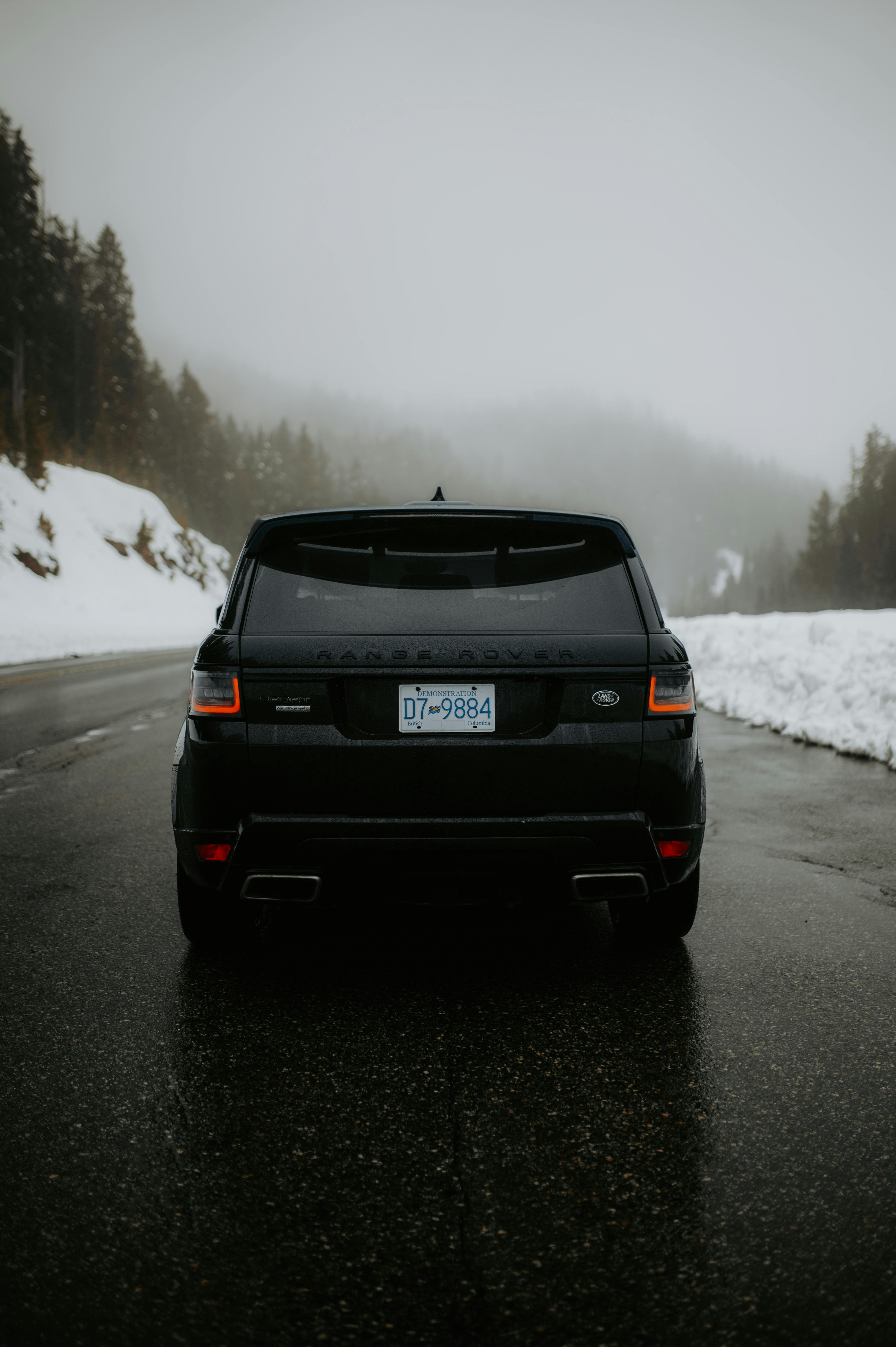 3936x5916 Black Range Rover Sport Car in a Winter Forest · Free