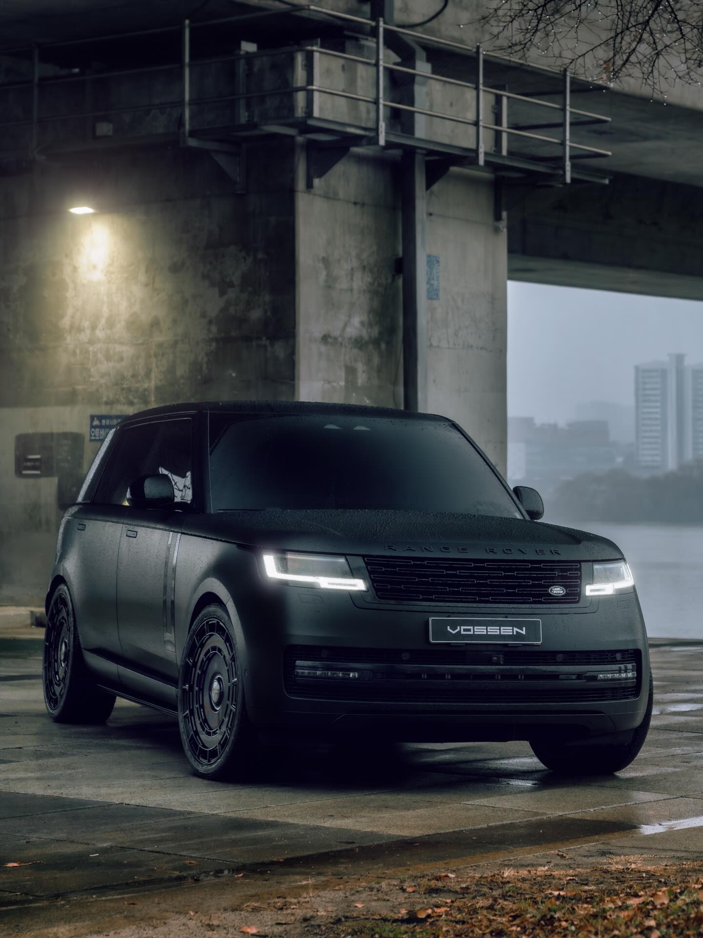 1440x1920 Stealthy Range Rover Looks Inhumanly Dark And Menacing On Gloss Black Full Face Wheels