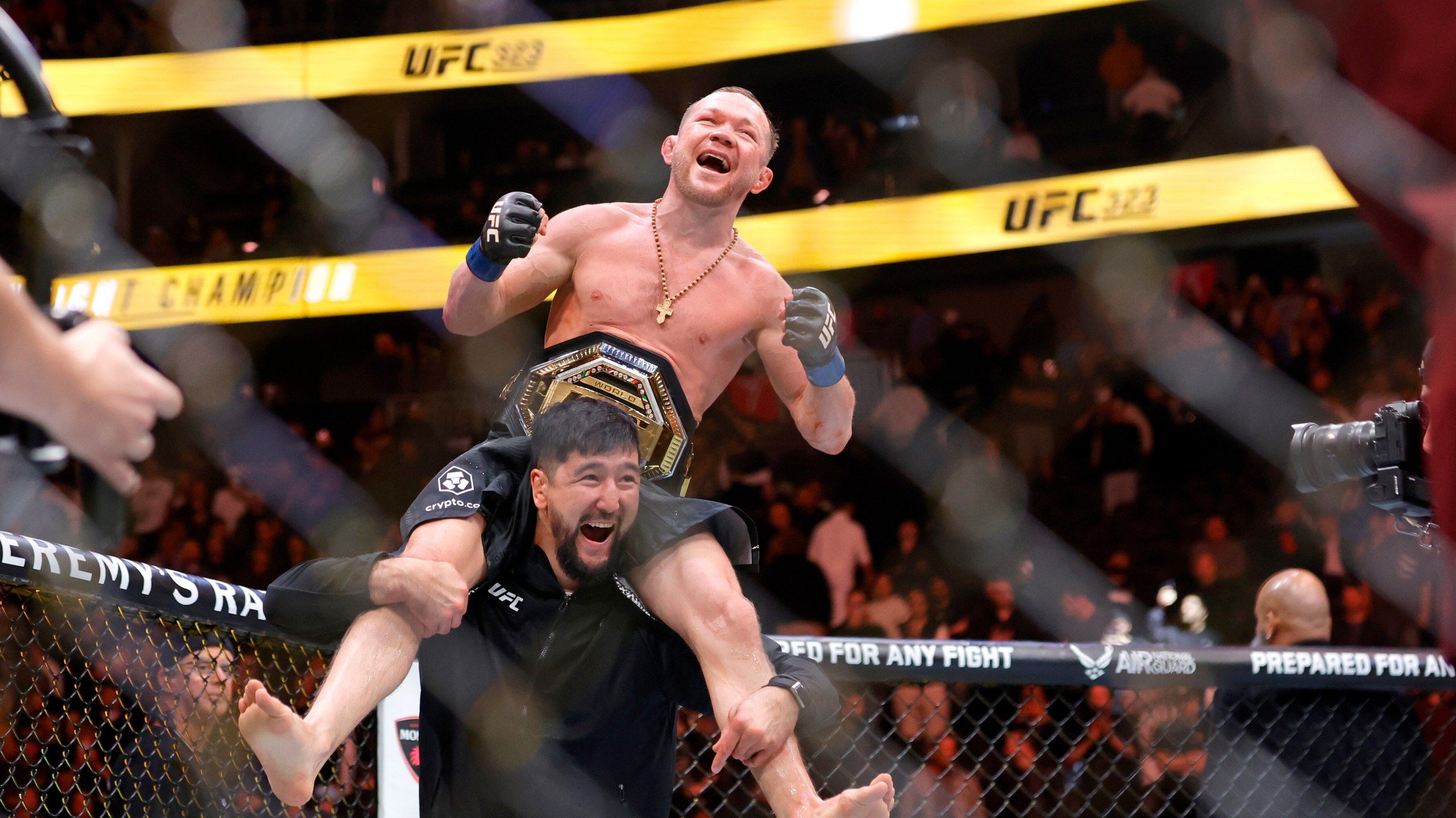 2560x1440 Petr Yan stunningly dominates Merab Dvalishvili to capture the bantamweight championship at UFC 323
