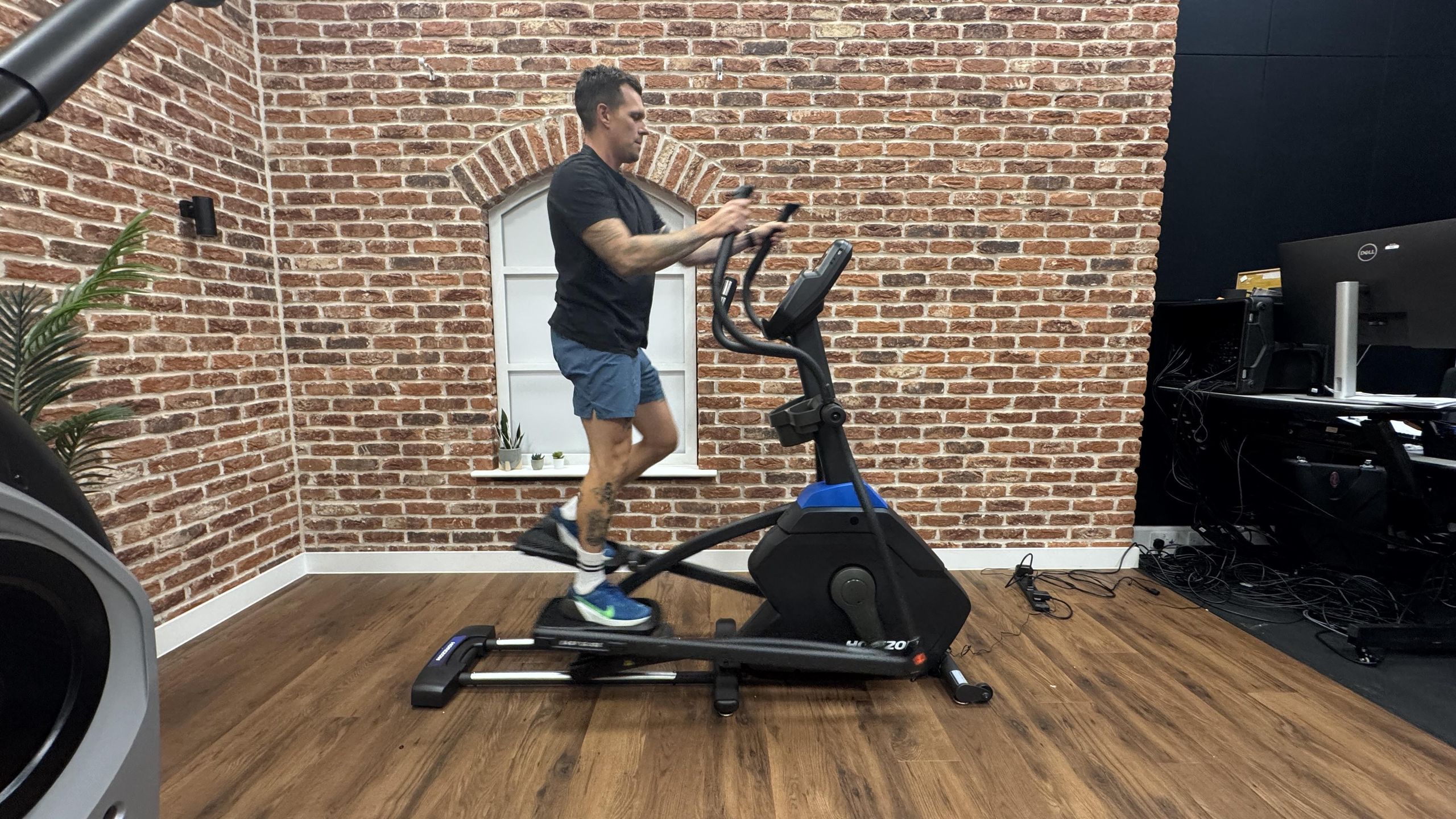 2560x1440 Horizon EX 59 Elliptical Trainer Review: Easing You Into The World Of Ellipticals