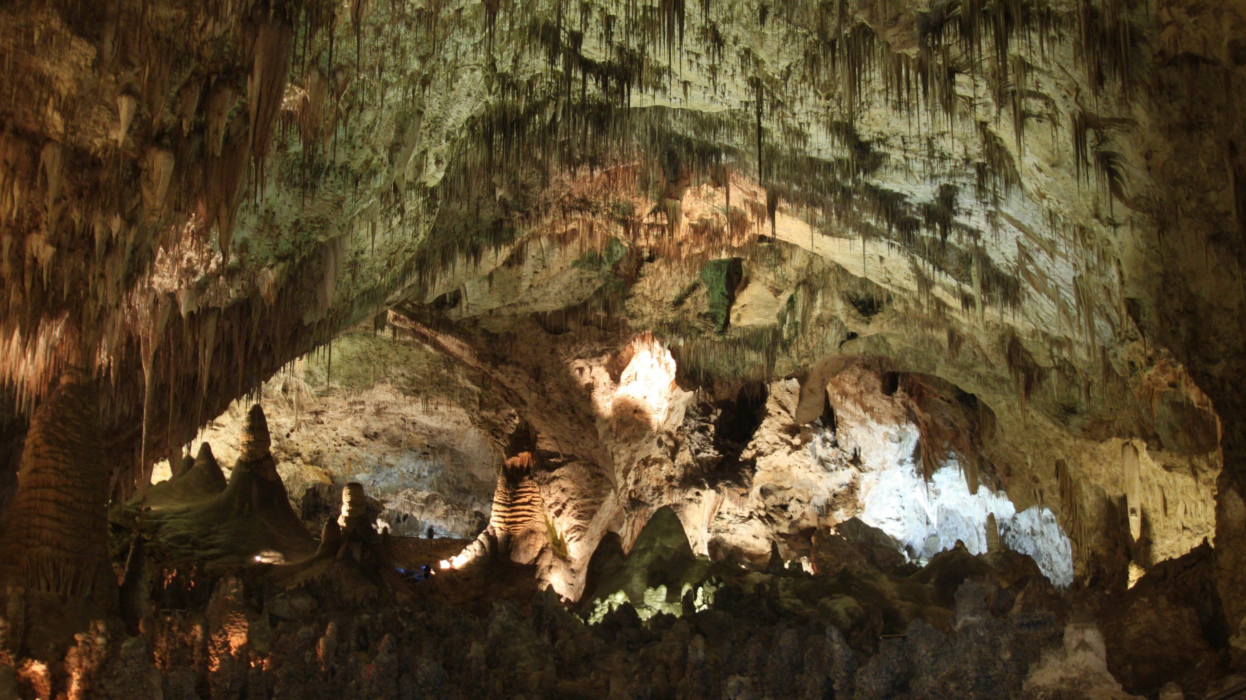 2560x1440 Carlsbad Caverns creating digital map of cave system