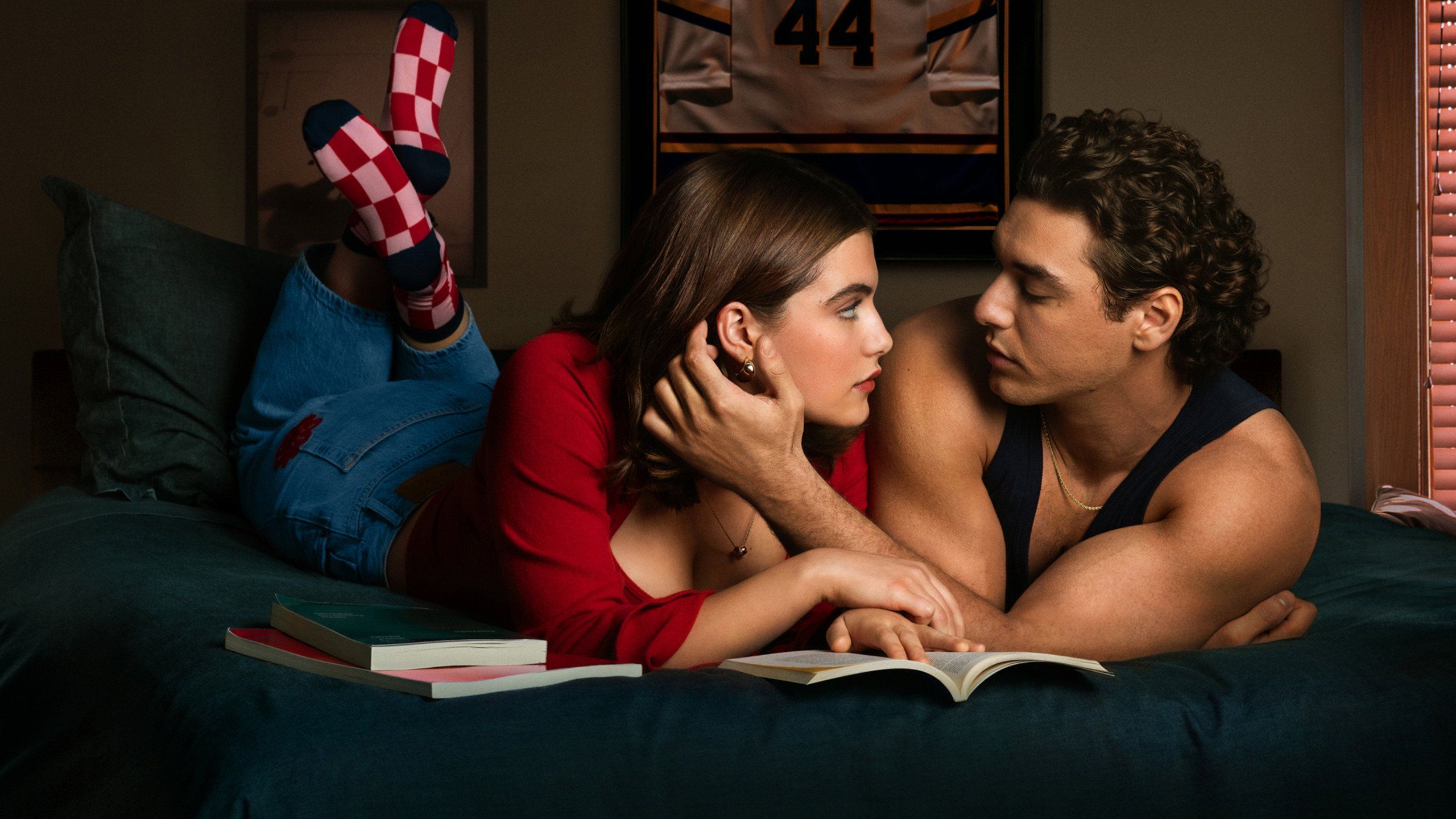 2560x1440 Off Campus (TV Series 2026- )