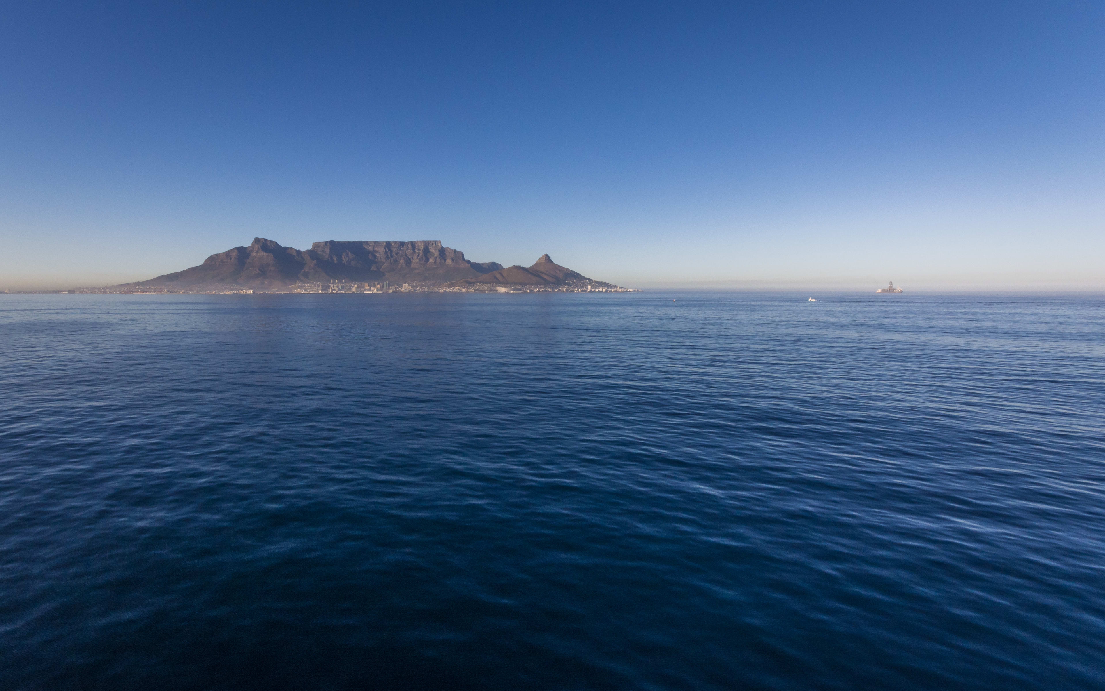 3840x2402 Helicopter scenic fly over of Robben Island, from Cape Town