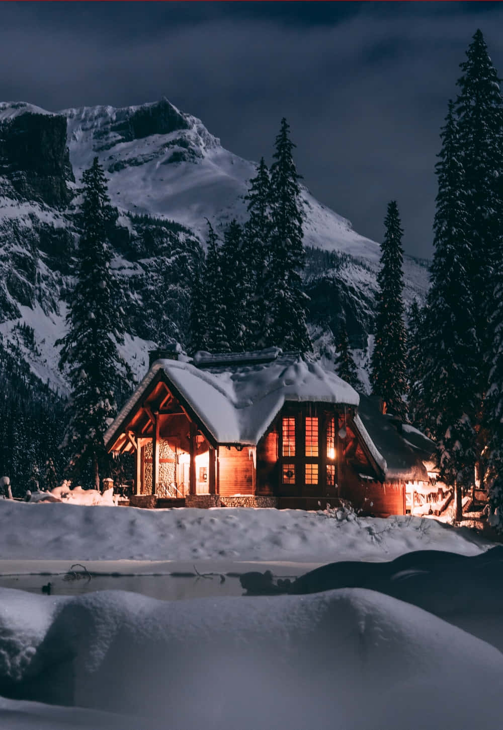 1000x1450 Cozy Winter Cabin Wallpaper