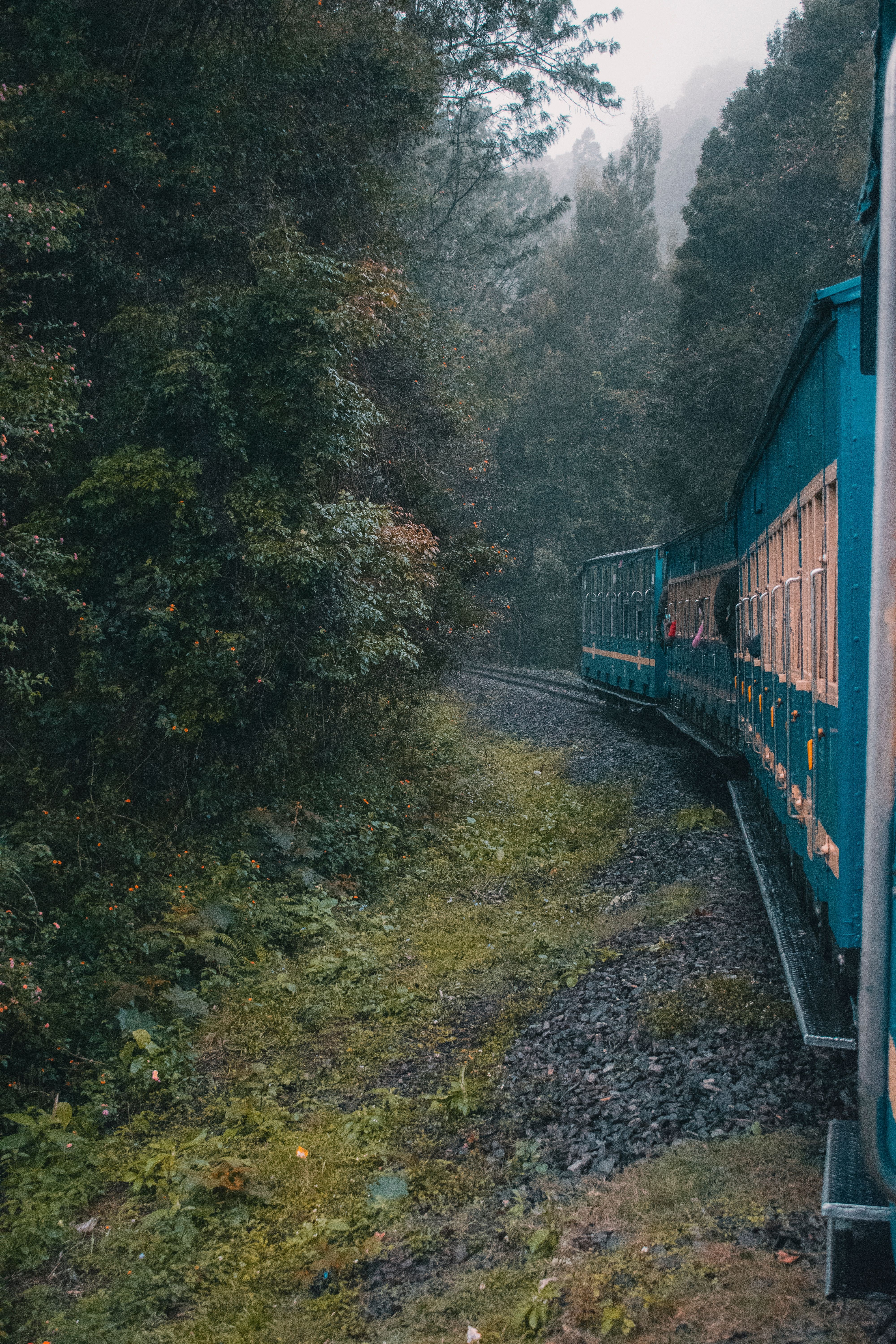 4000x6000 Passenger Train at a Tracks Bend · Free