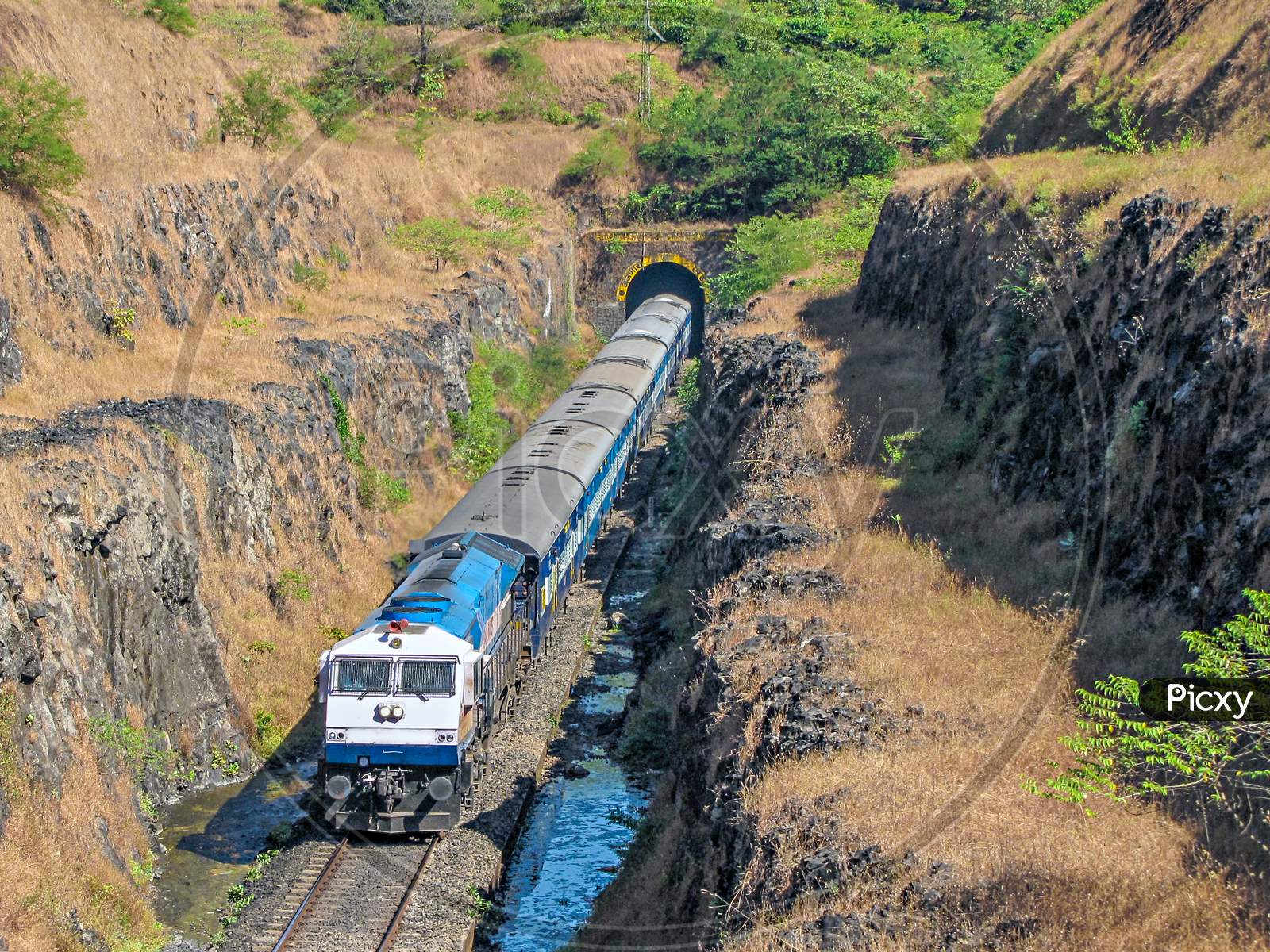 1600x1200 Image Of Train Emerging From A Tunnel, Konkan Railways MT613767 Picxy