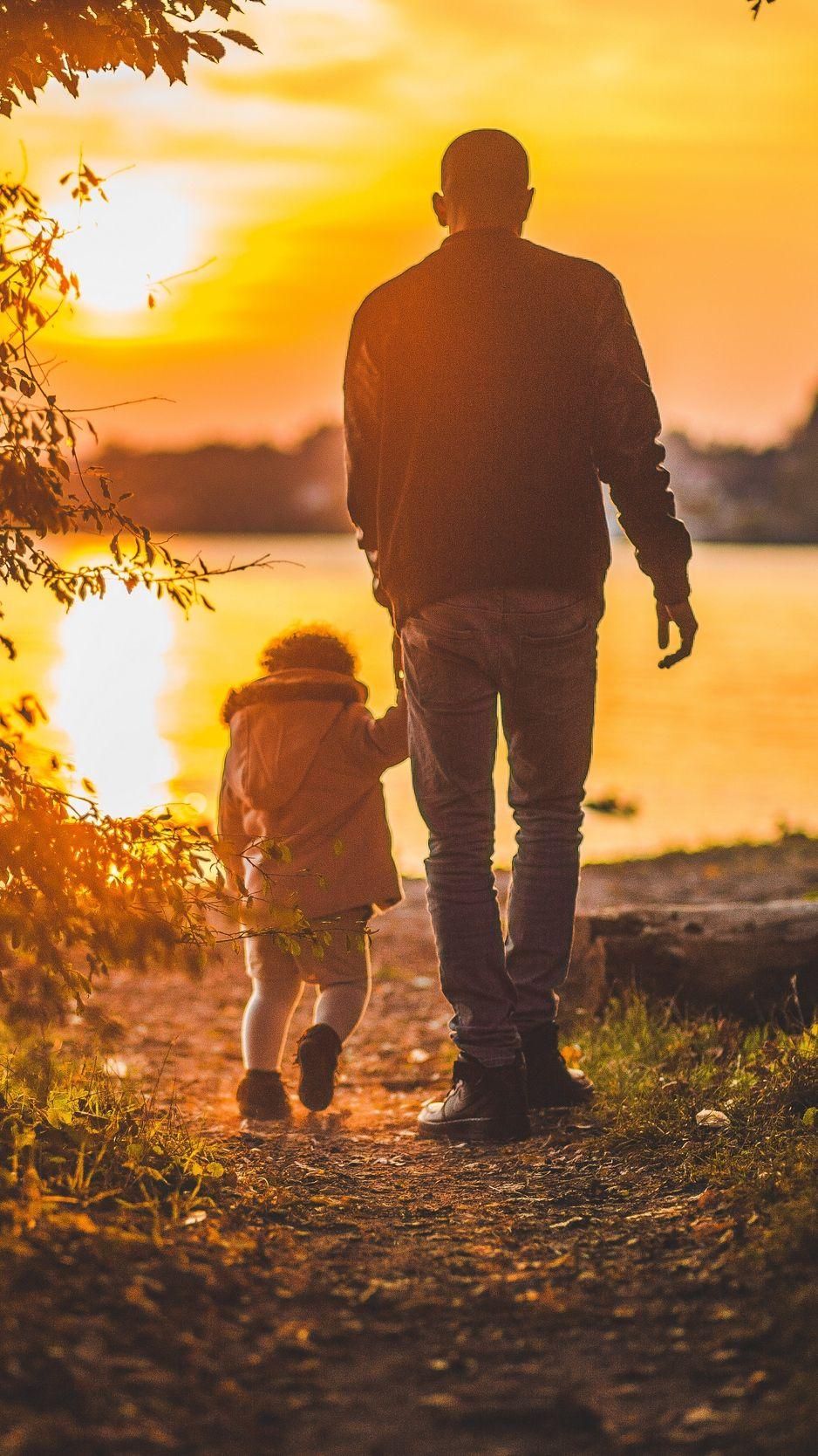 Father and his beloved daughter. Папа с дочкой со спины. Папа с дочкой на закате. Семья на прогулке. Фотосессия отец и дочь.