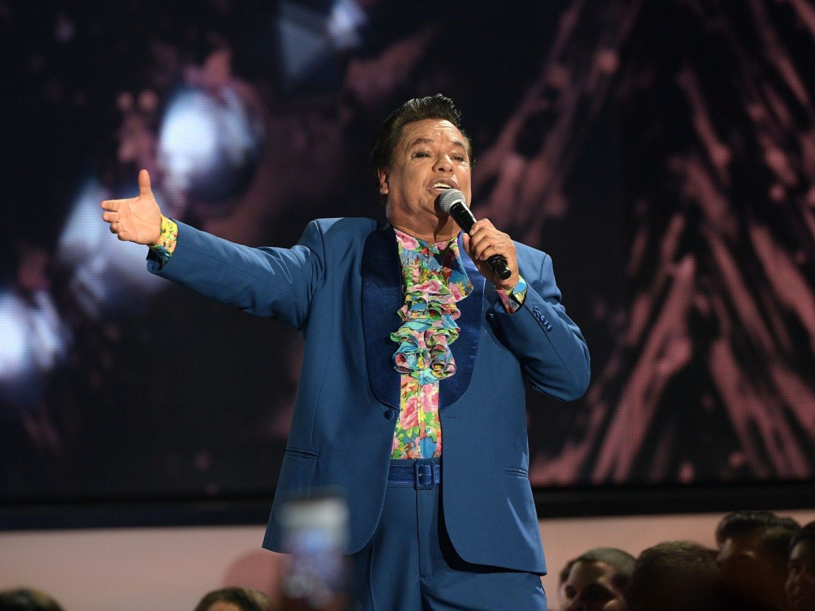 1600x1200 Juan Gabriel's 75th Birthday: Celebrating 'El Divo de Juárez' With 10 Visionary Moments