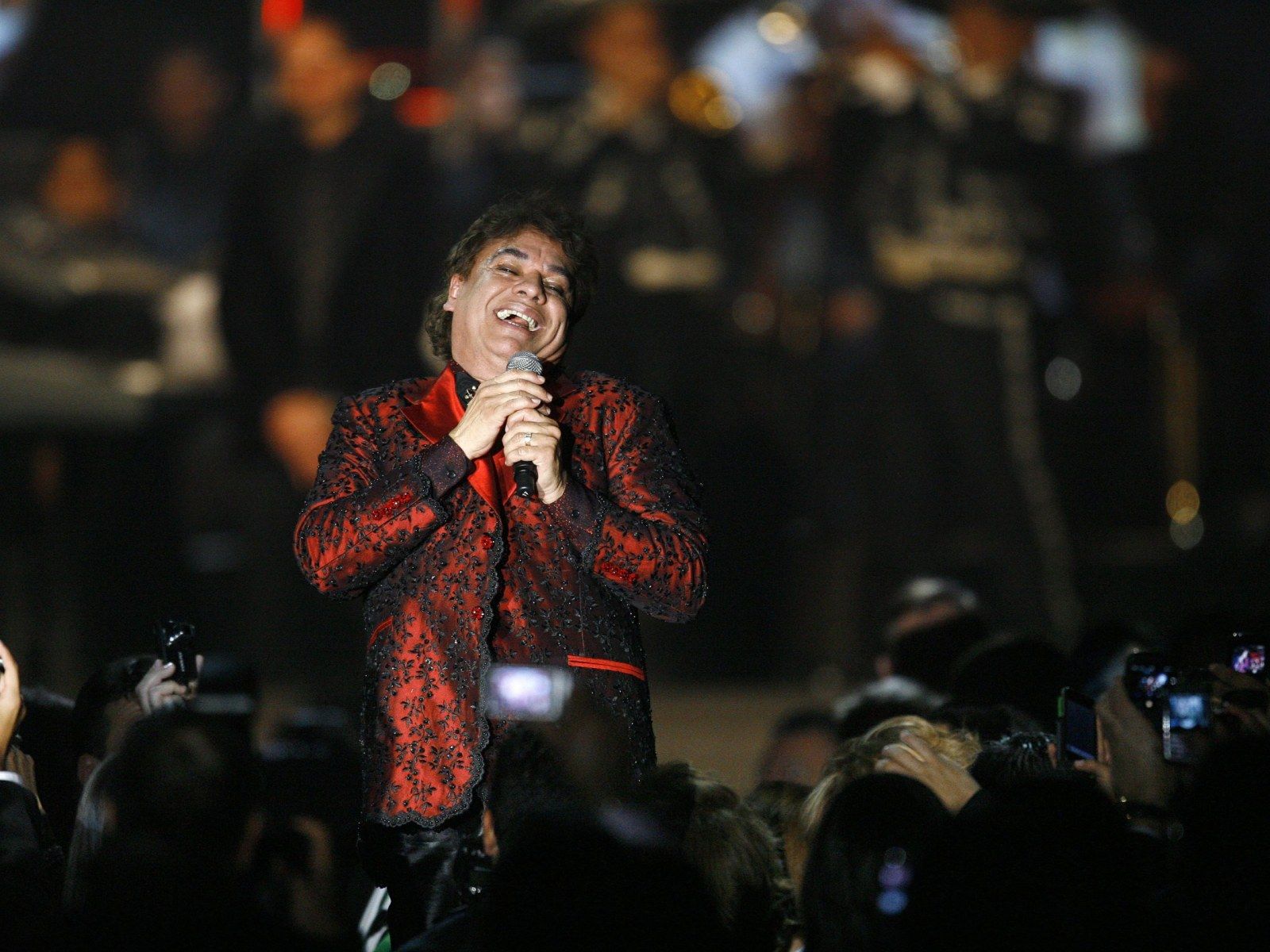1600x1200 Juan Gabriel Health Update: Mexican Singer Improved But Will Be In Hospital For A Week