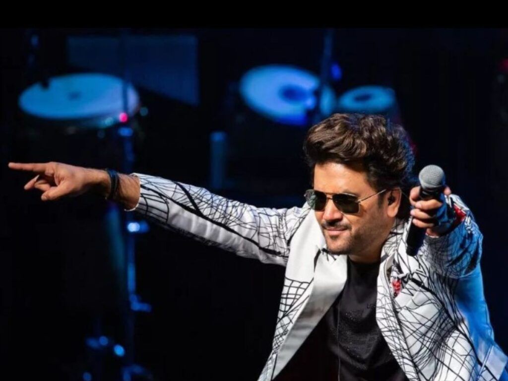 1024x768 Javed Ali's Unconventional Humility Serenading Indore from His Car