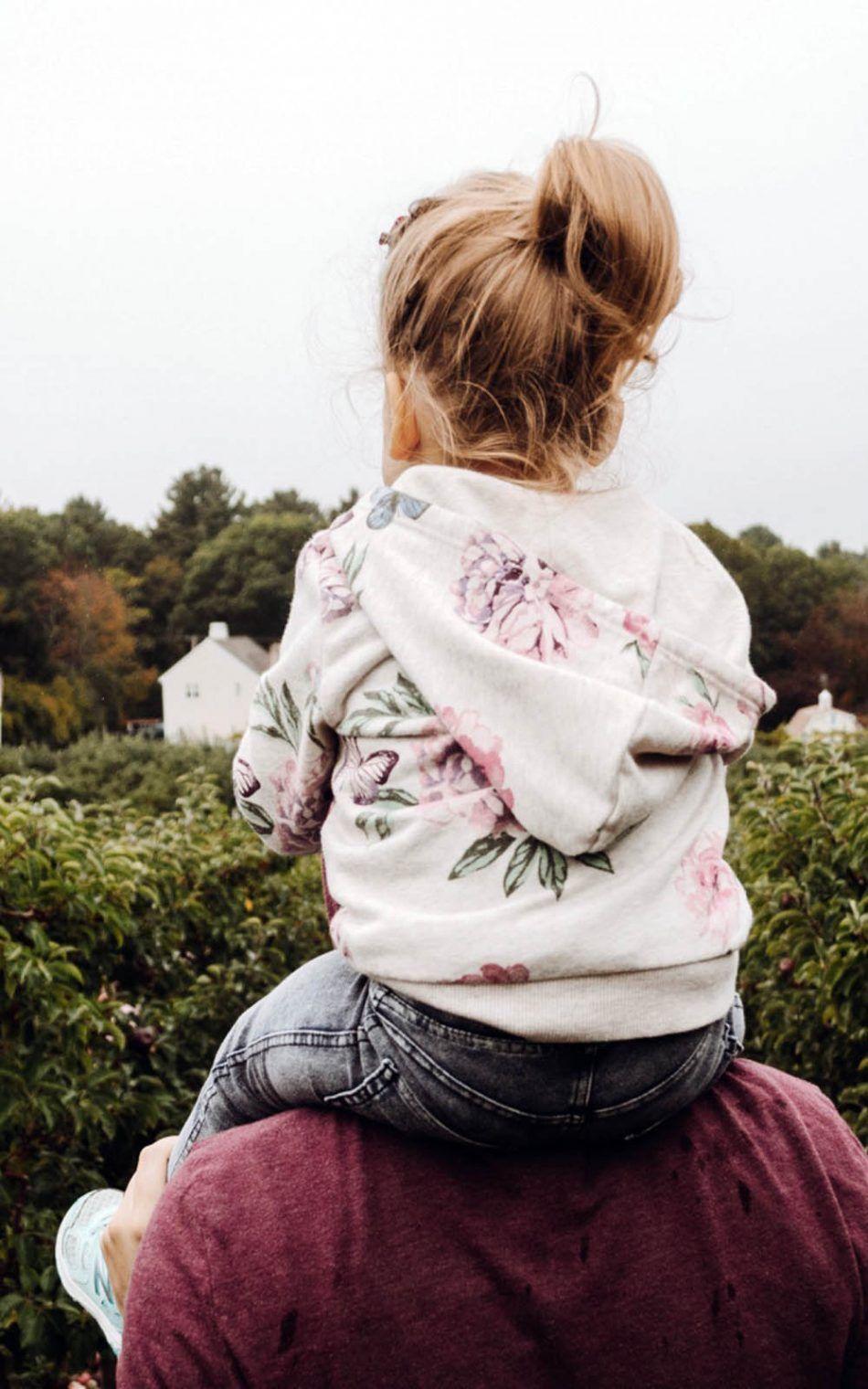 950x1520 Father Daughter Roaming Countryside Free 4K Ultra HD Mobile Wallpaper