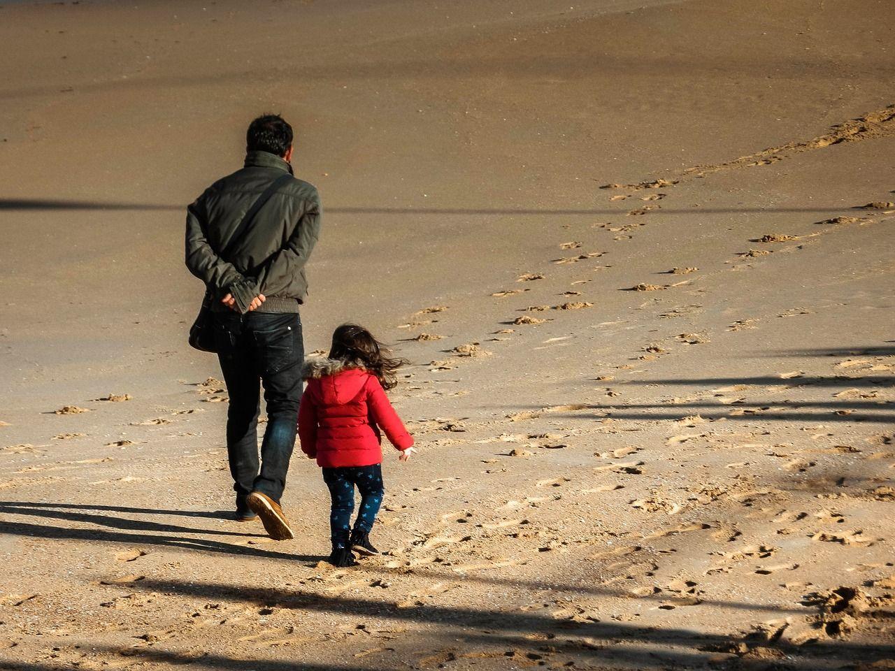 1280x960 Beach, winter, father, daughter, shadows