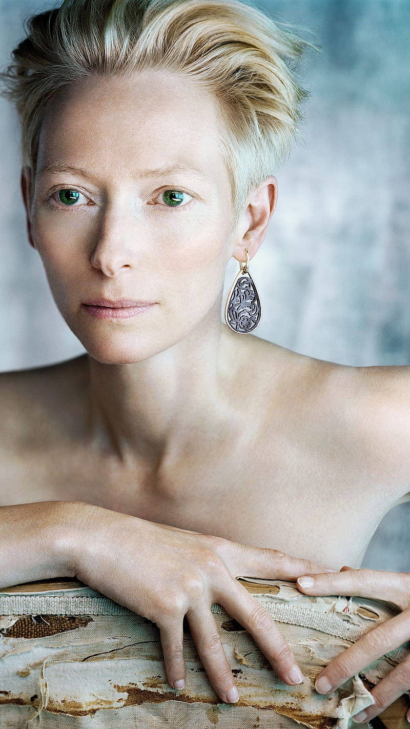 800x1422 Download Tilda Swinton British Actress Style Wallpaper