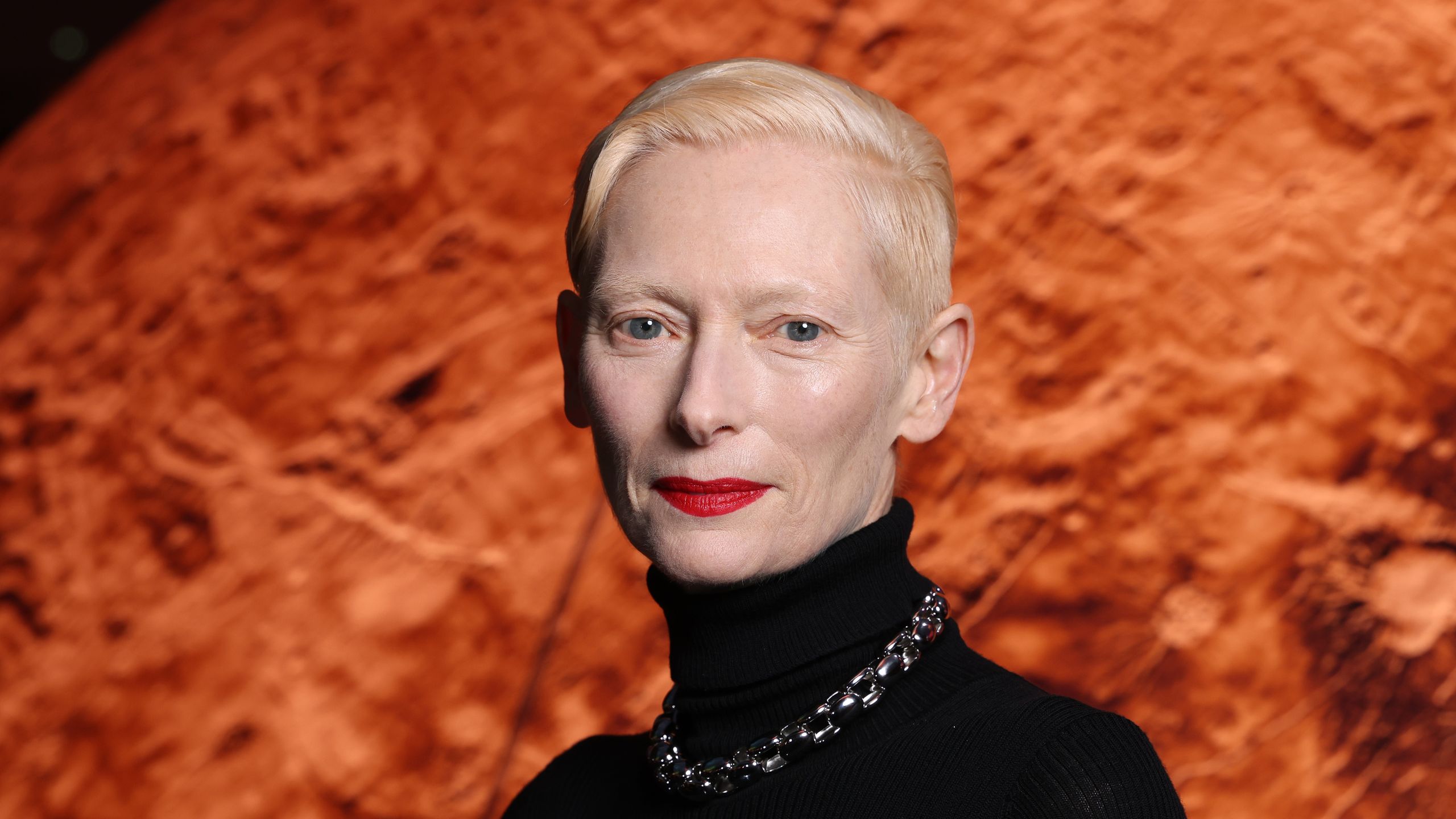 2560x1440 Tilda Swinton on Personal Impact of AIDS Crisis: “I Went to 43 Funerals” in 1994