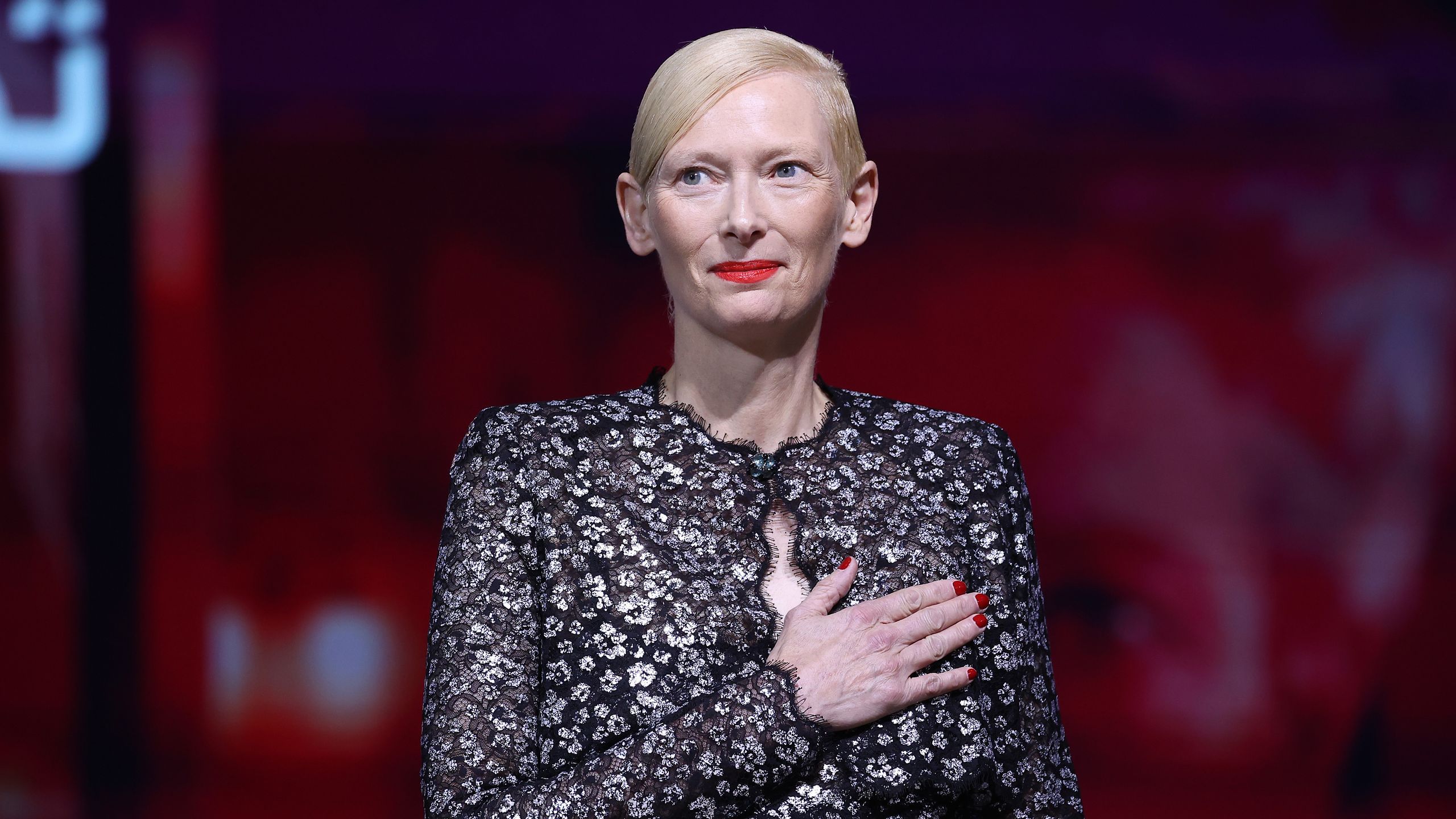 2560x1440 Tilda Swinton's Blown Out Mohawk Is Part Undercut, Part Pompadour, All Art