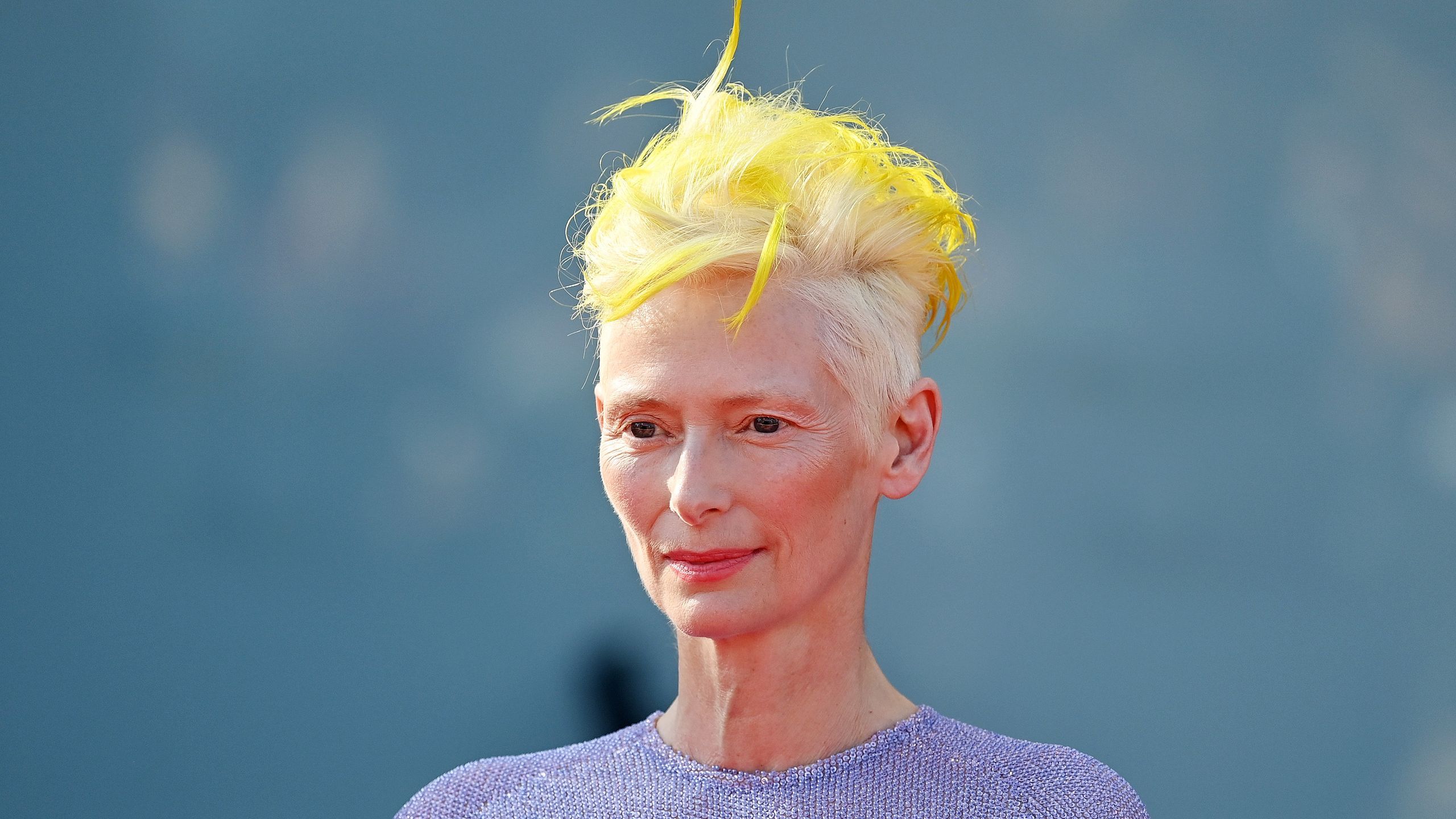 2560x1440 Tilda Swinton's Neon Yellow Hair in Venice Holds a Deeper Meaning