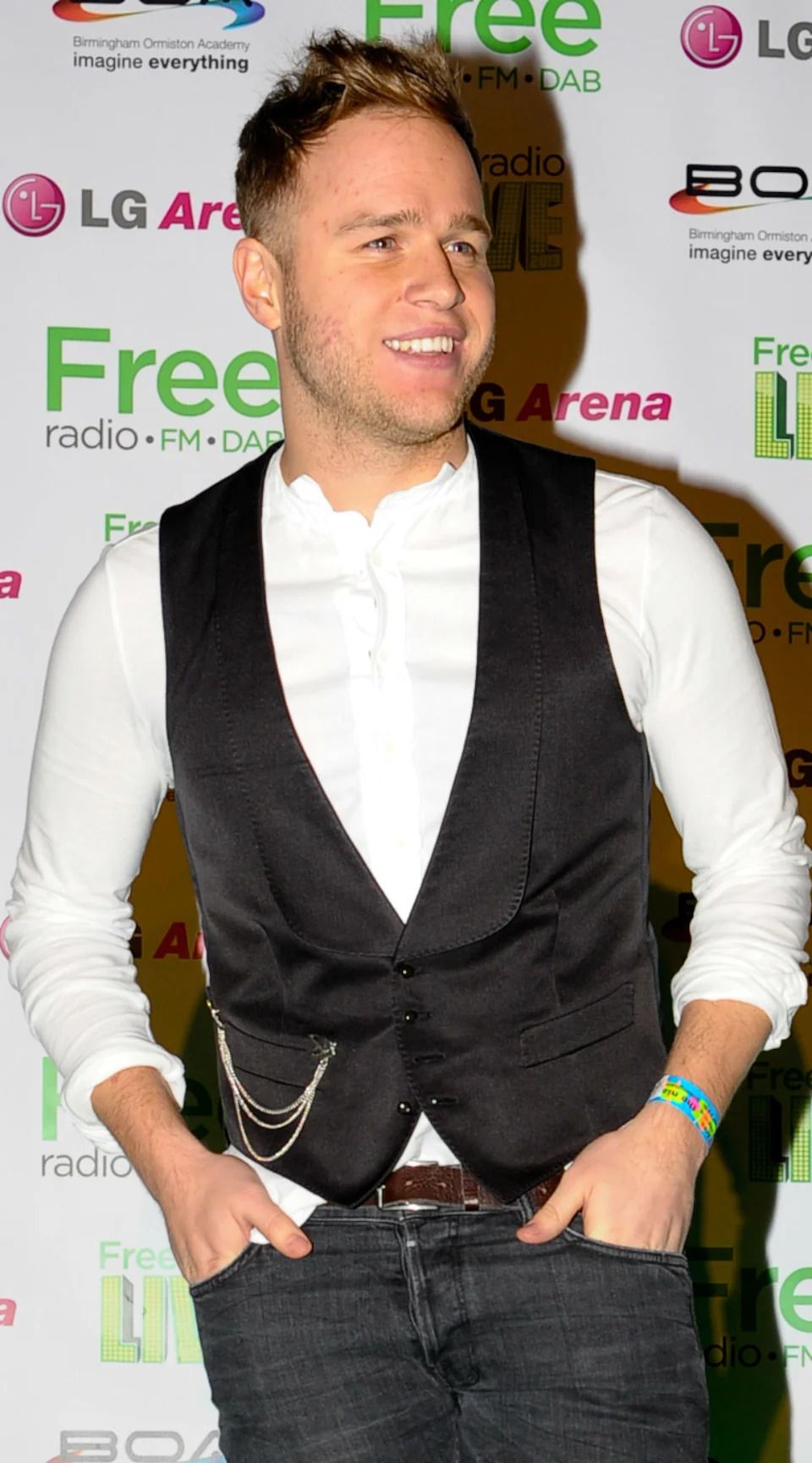 960x1728 Olly Murs Admits He Has Wallpaper With His Own Face On It! News UK