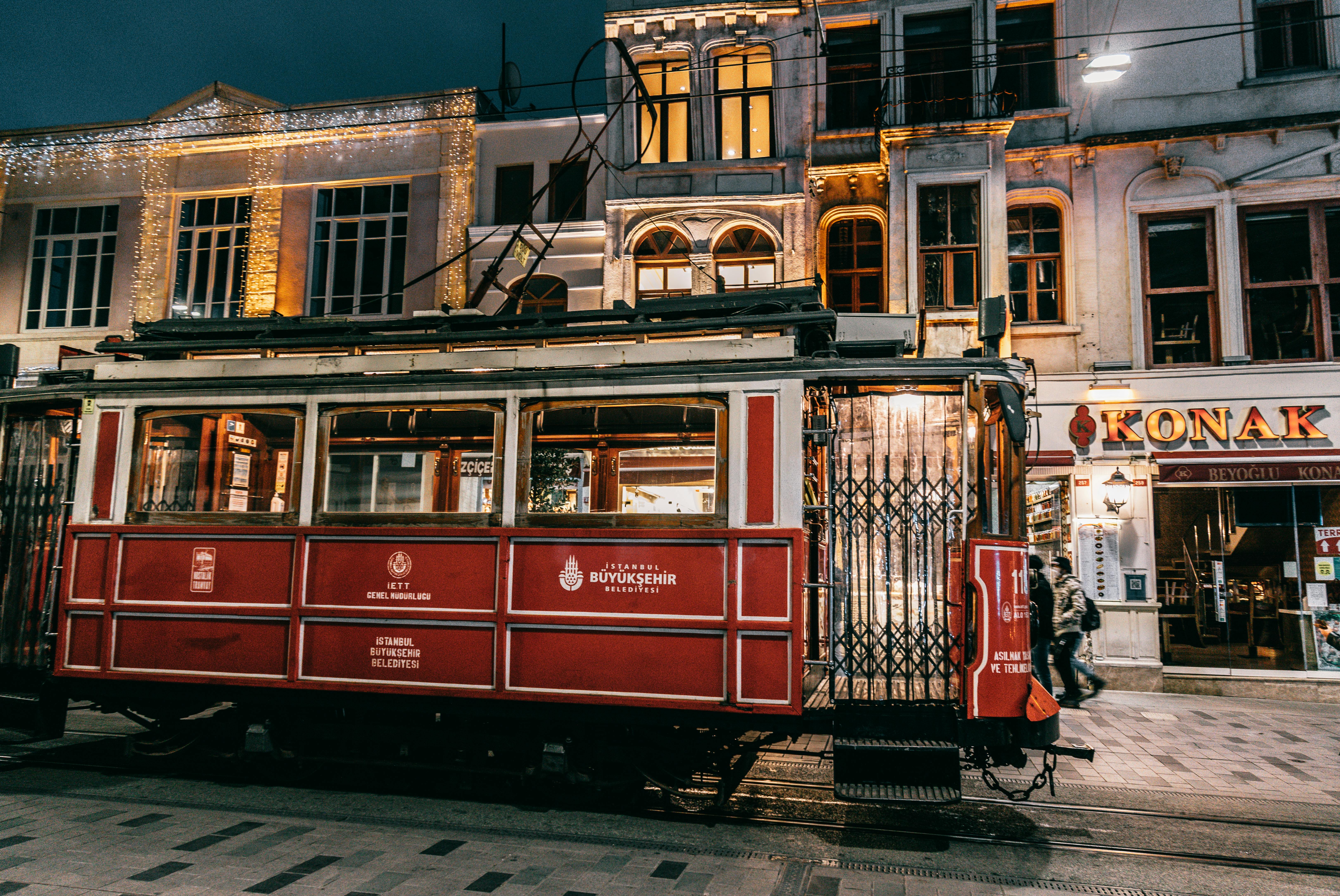 6488x4340 Old tramway riding on railroad in dark city · Free