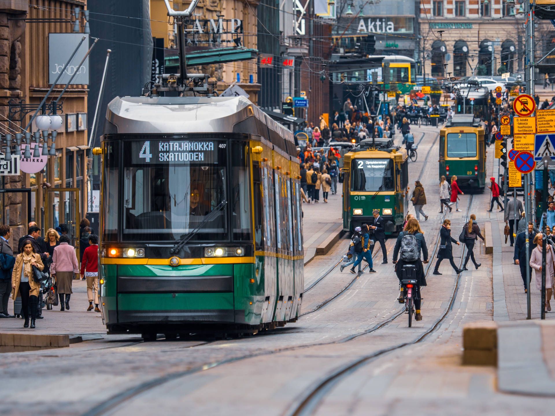 1920x1440 Download Finland Trams At Busy Street Wallpaper