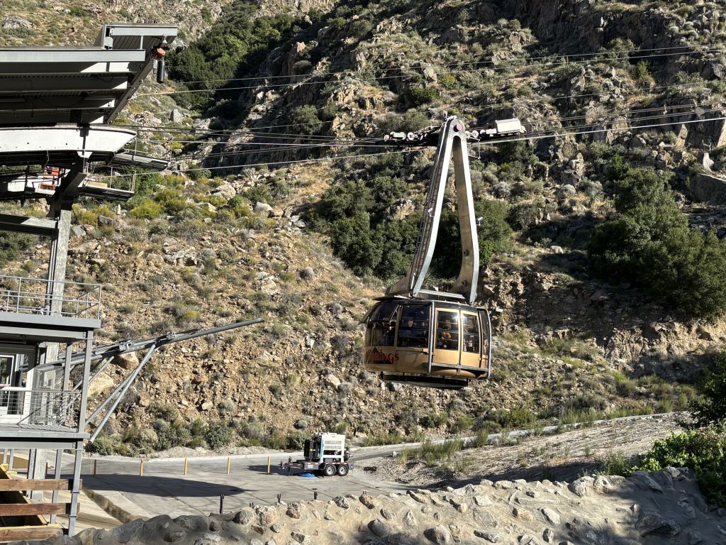 1024x768 Palm Springs Tram Into the Mountains
