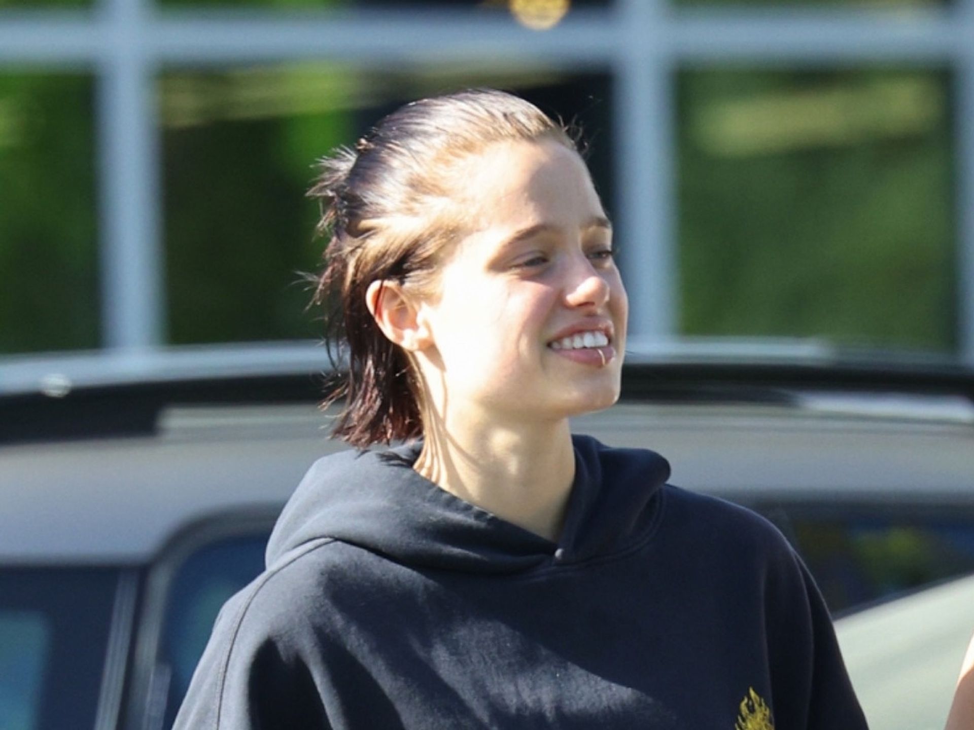 1920x1440 Shiloh Jolie debuts edgy brunette look with high bun and lip ring after surprise music video appearance