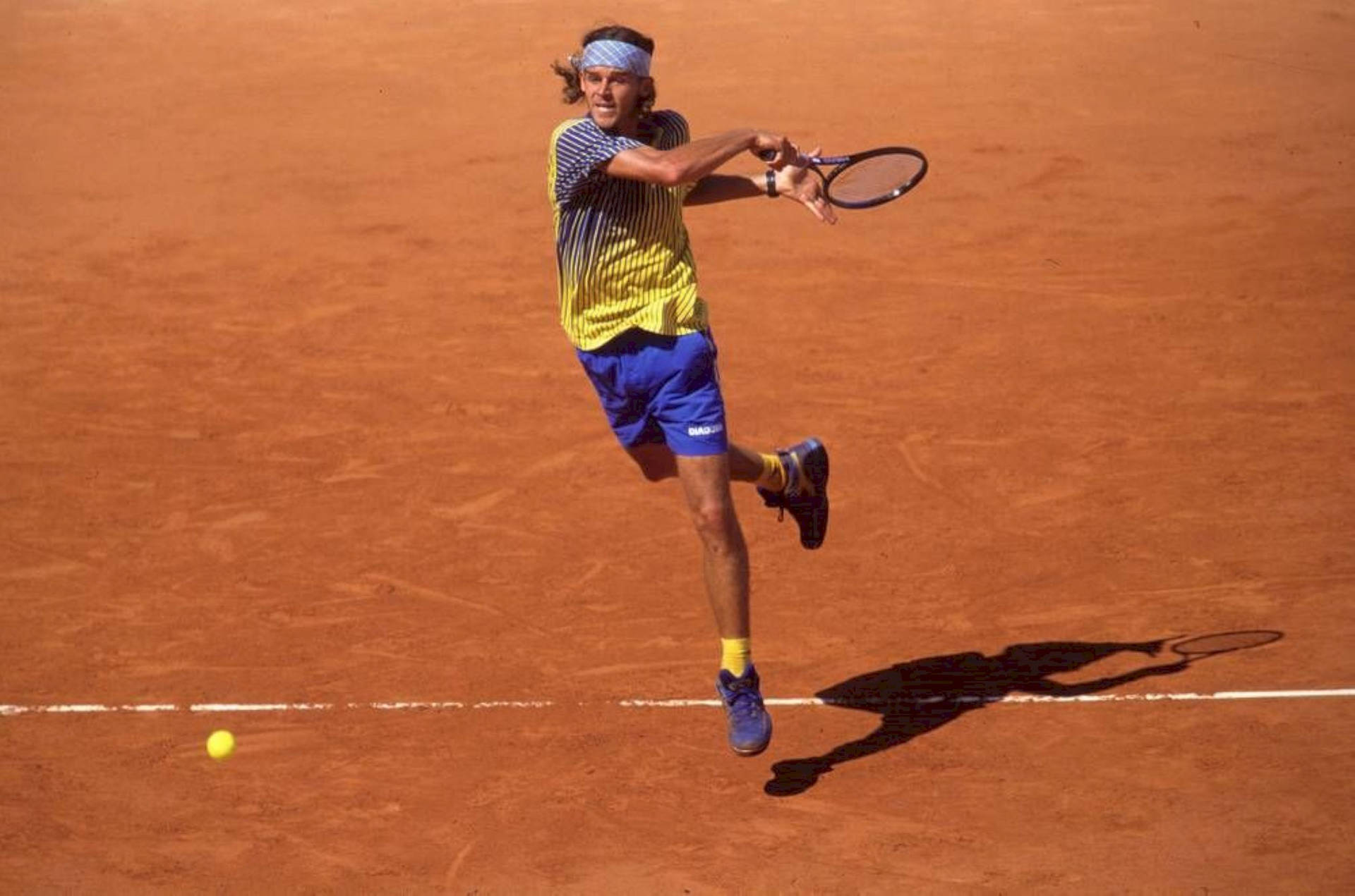 1920x1271 Download Gustavo Kuerten Going After The Ball Wallpaper