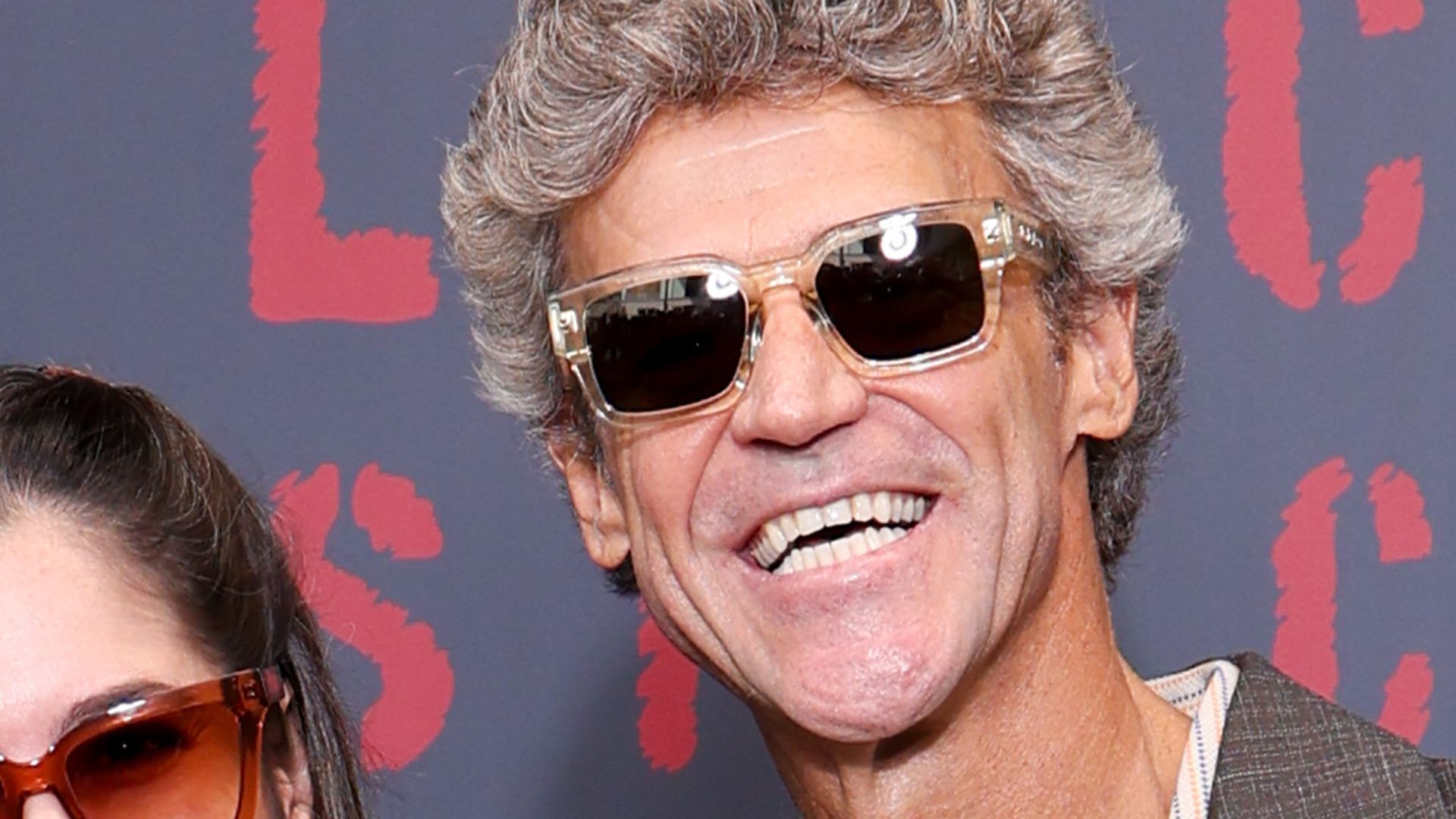 1920x1080 Aos 49 anos, Gustavo Kuerten faz rara aparição com a esposa em evento internacional