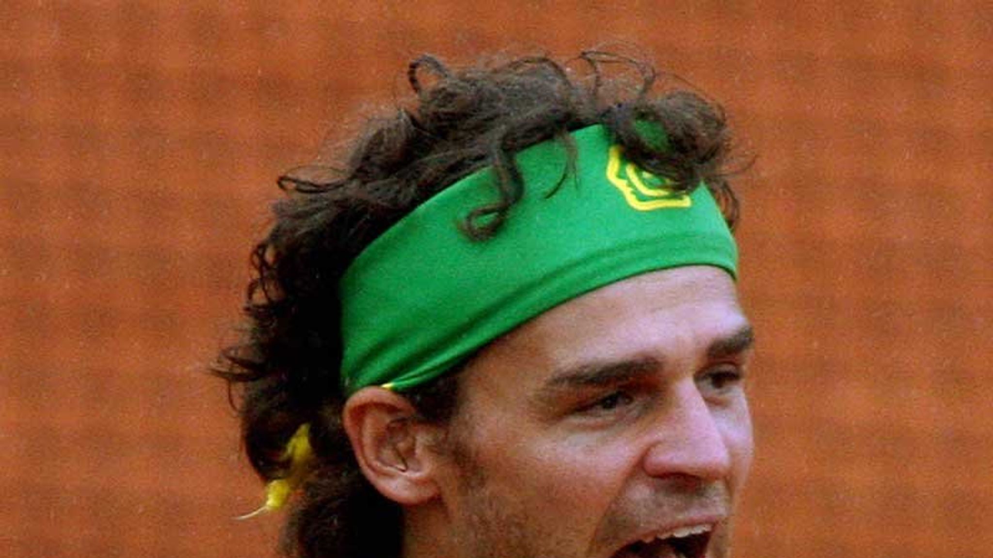 2048x1152 Guga brings down Kuerten