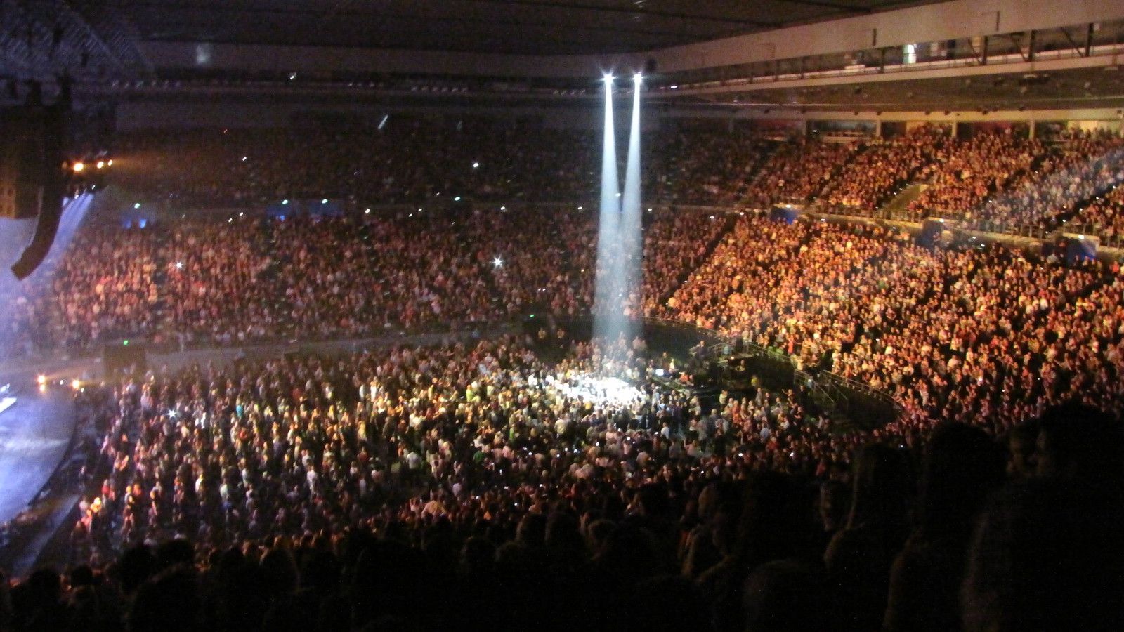 1600x900 Spotlight on Michael Buble's second stage at Rod Laver are