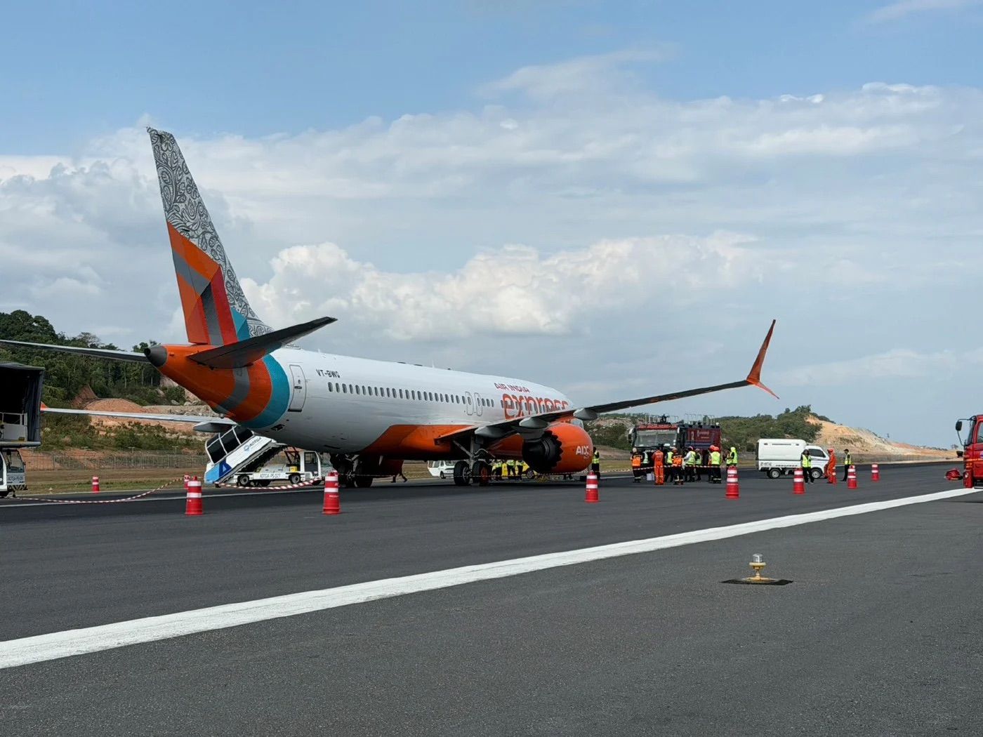 1400x1050 Air India Express Boeing 737 MAX loses nose wheels in hard landing