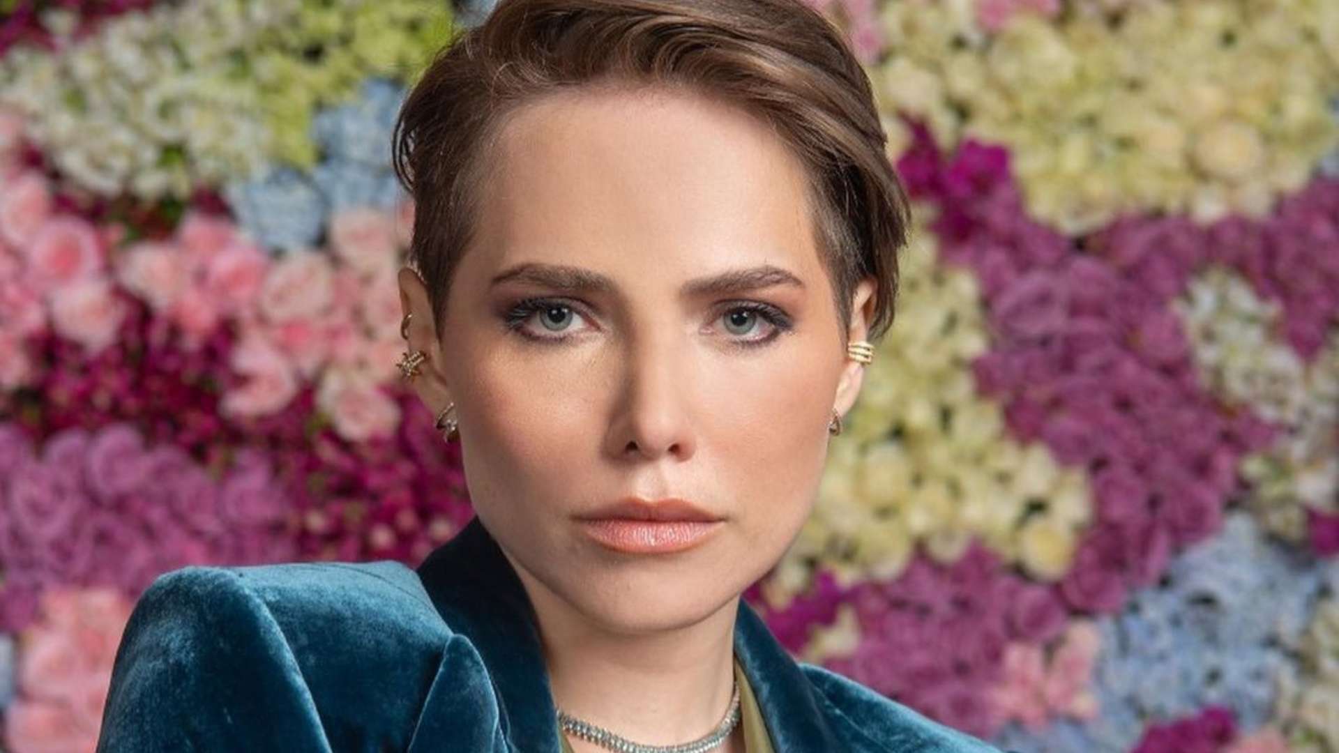 1920x1080 Todas as Flores: Letícia Colin aposta em vestido escandaloso!