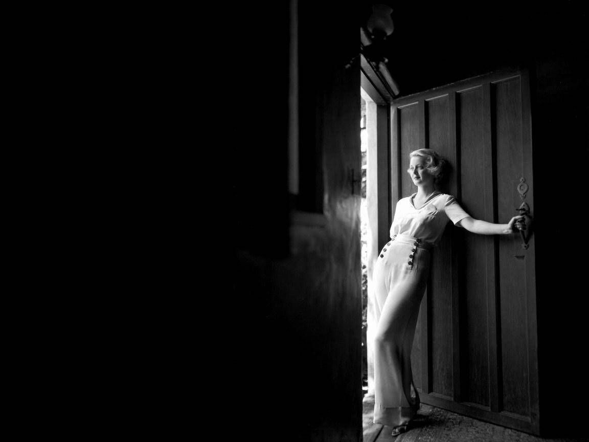1152x864 Download Bette Davis Posing In A Door Wallpaper