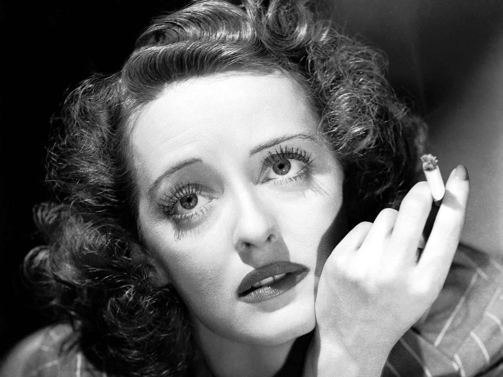 1600x1200 Download Bette Davis Smoking Cigarette Wallpaper