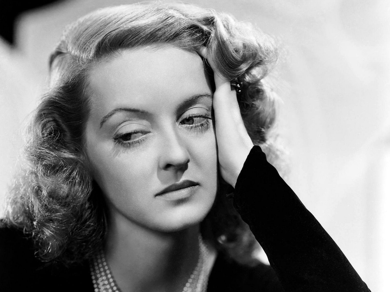 1600x1200 Bobby Rivers TV: Bette Davis at the Beginning