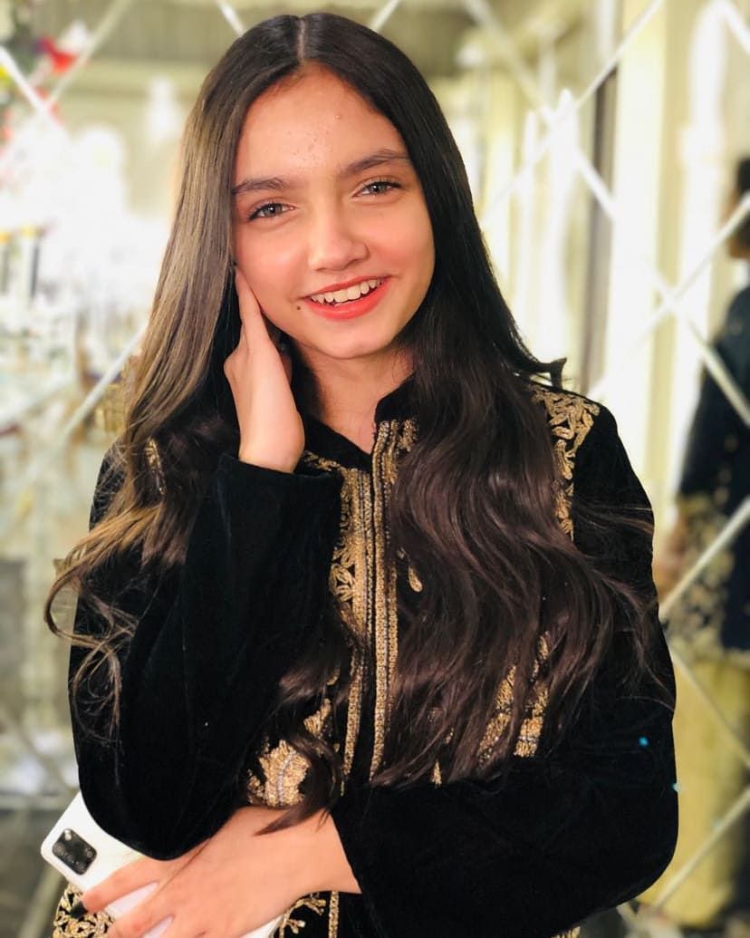 828x1035 Aina Asif Wallpaper