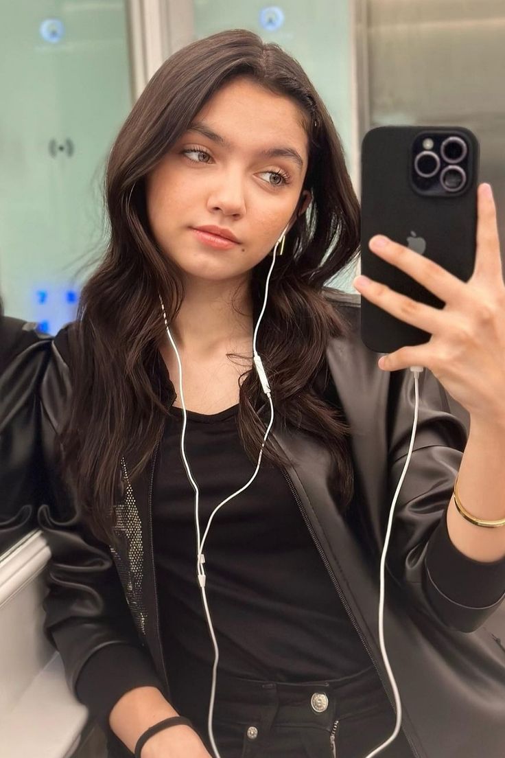 736x1104 Aina Asif latest picture